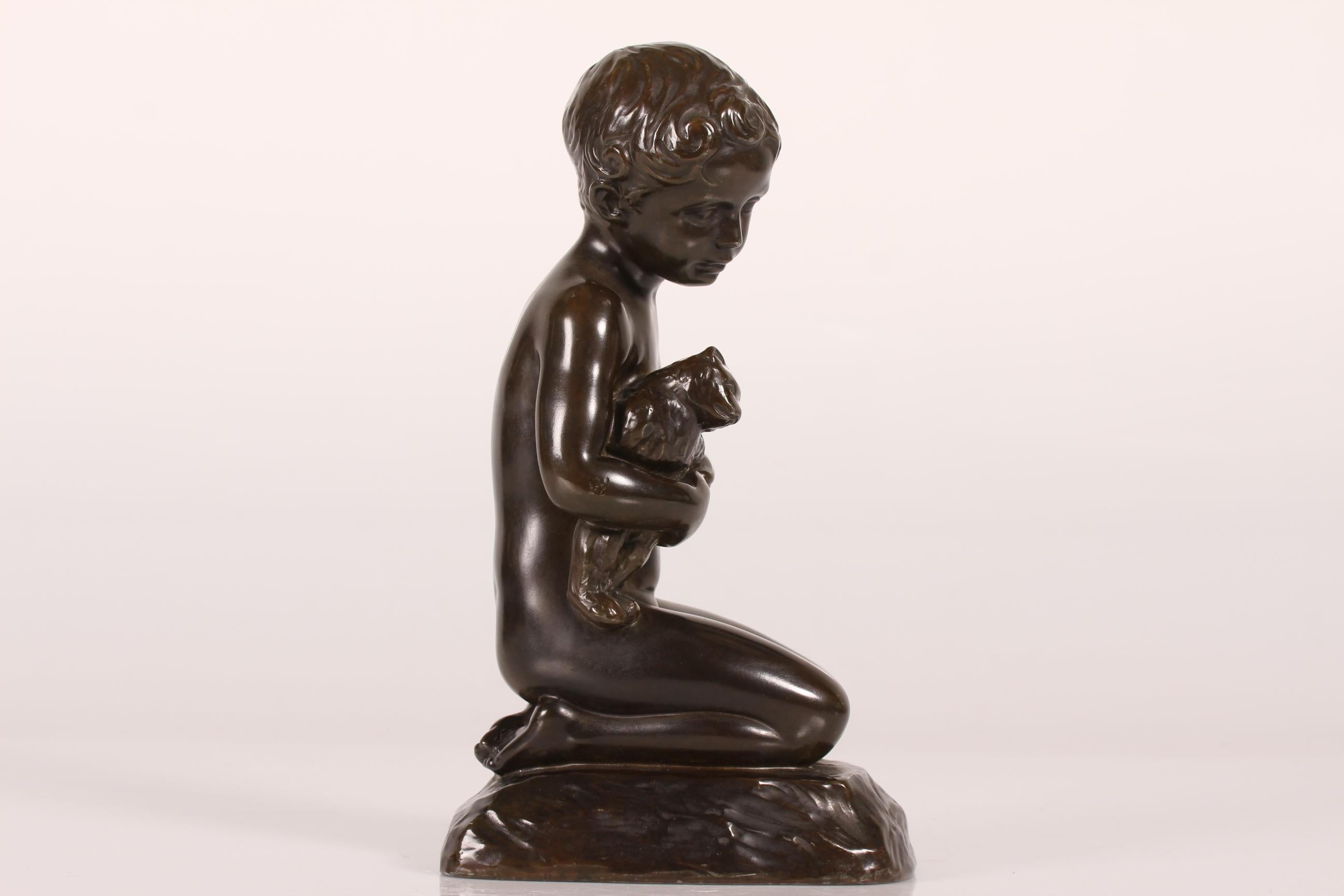 Mid-Century moderno Statuetta Just Andersen di ragazzo con orso di E. Borch di Disco Metal Danimarca anni '40 in vendita