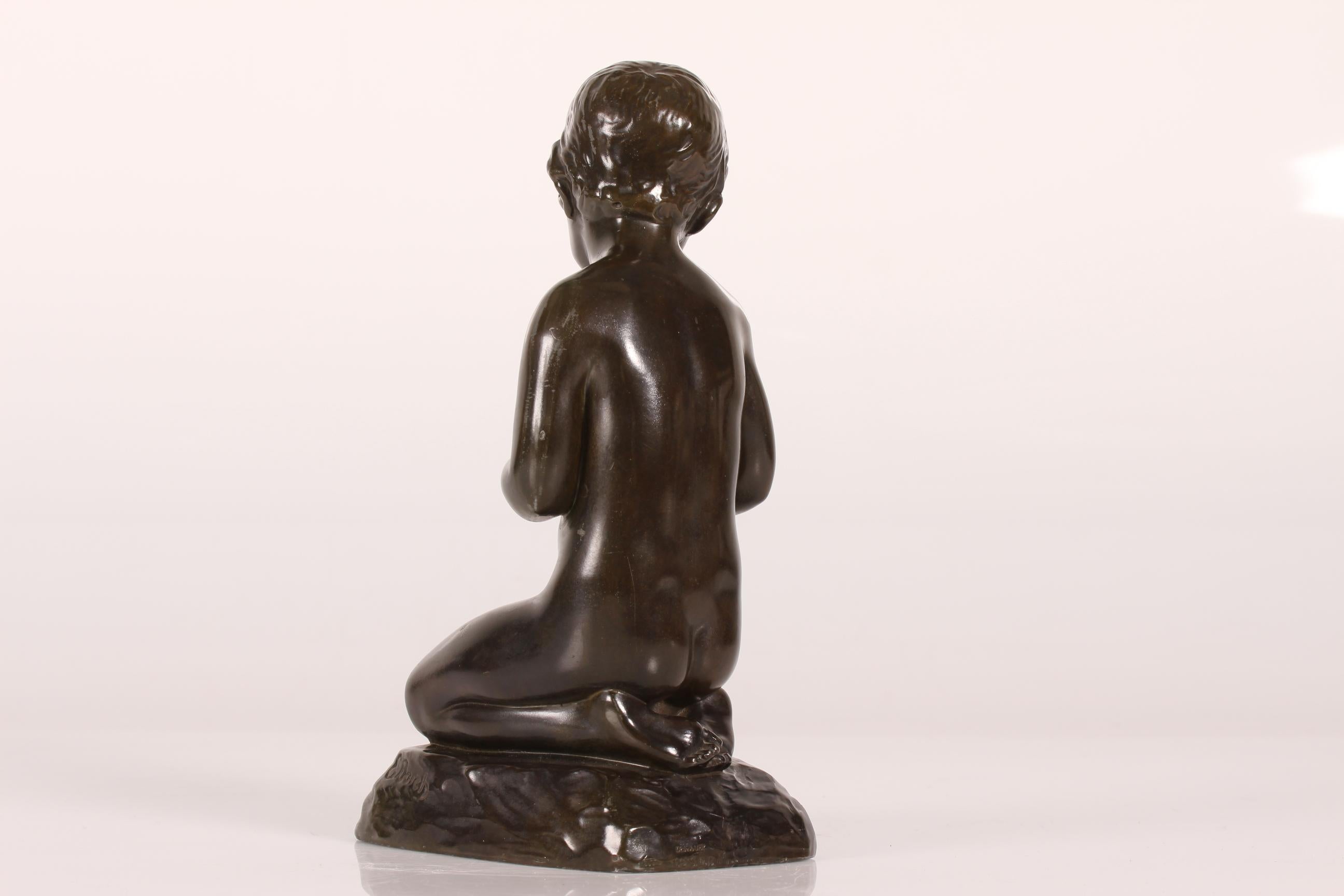 Danese Statuetta Just Andersen di ragazzo con orso di E. Borch di Disco Metal Danimarca anni '40 in vendita