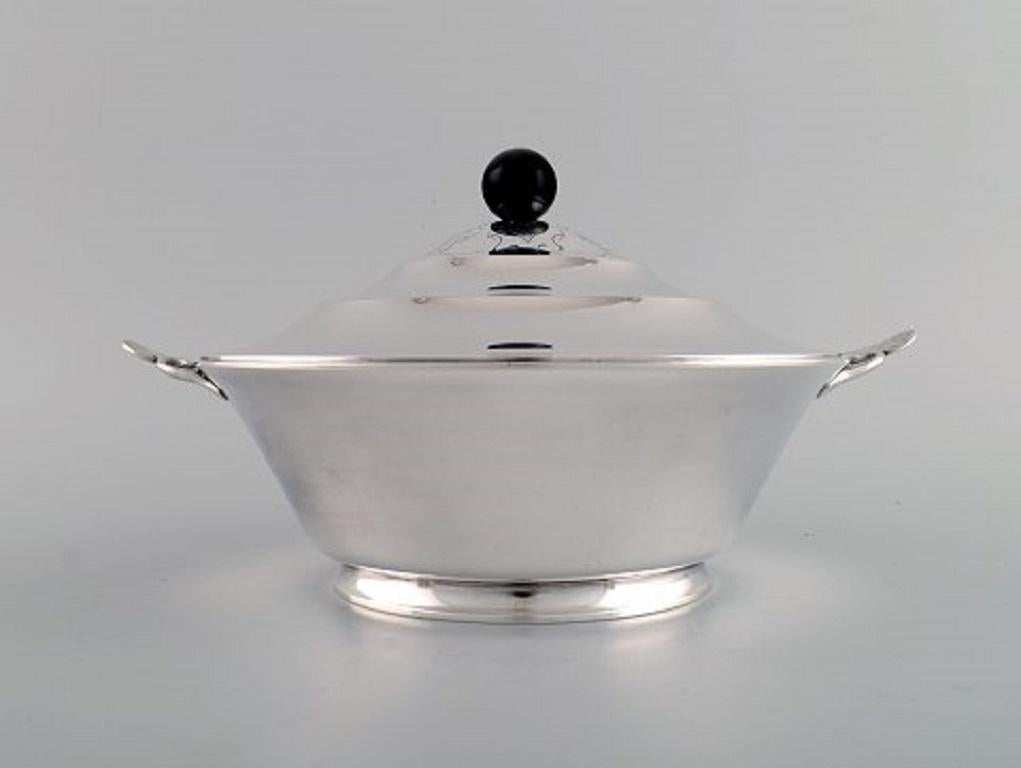 Just Andersen for GAB. Rare Art Deco lidded bowl in plated silver with leaf-shaped handles, 1920s.
Measures: 26 x 14.5 cm.
In excellent condition.
Stamped.