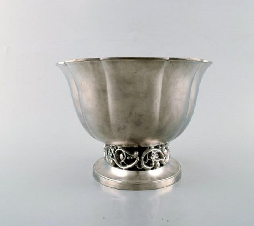 Just Andersen. Large impressive jardinière / flower pot in pewter. Three pieces in stock.
In very good condition.
Measures: 30 x 14 cm.
Stamped.
Model number: 1279 (after 1945).
