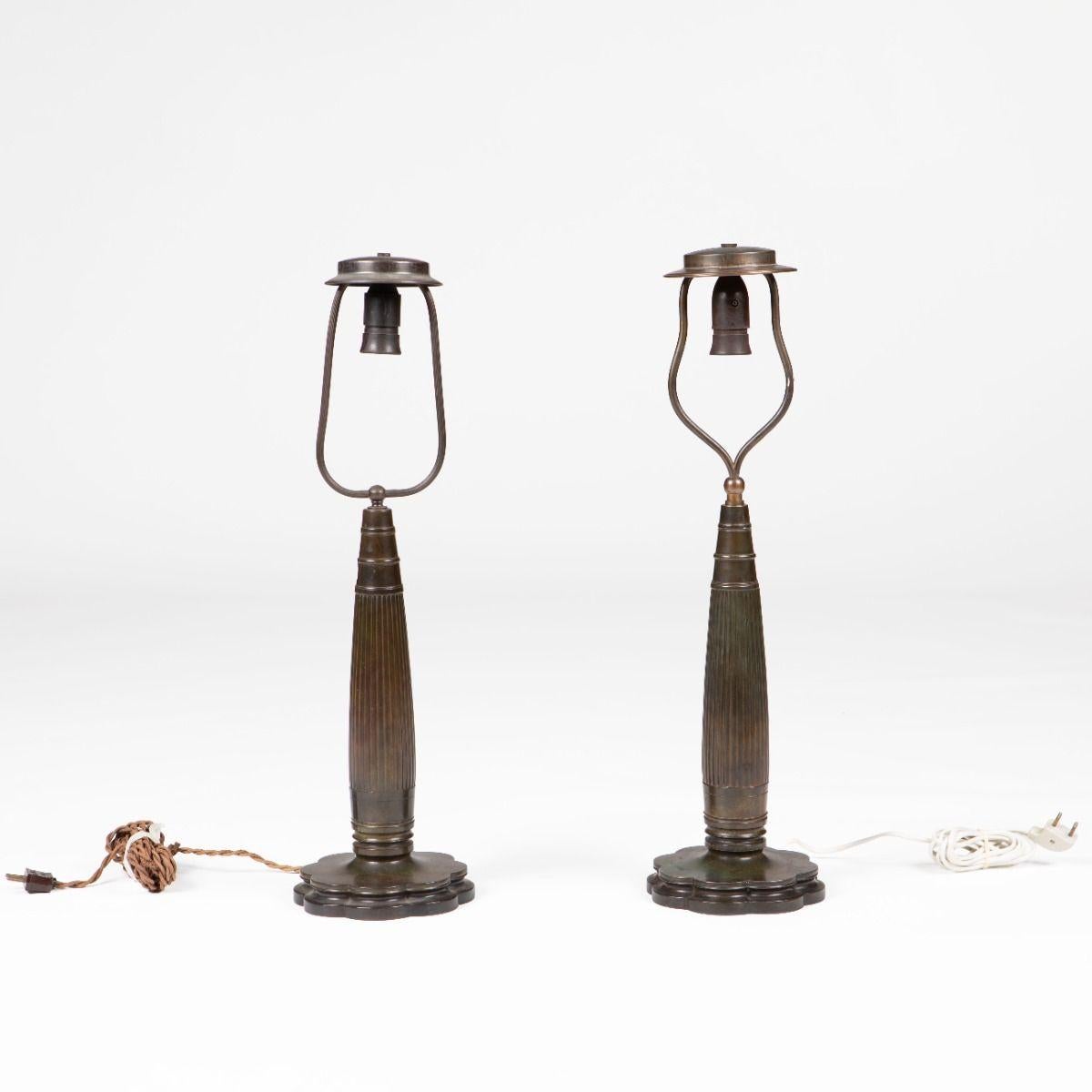 Just Andersen (1884-1943).

Preciosa y rara pareja de lámparas de mesa Art Déco, modelo 1857, diseñadas por Just Andersen.
De discometal patinado con una preciosa superficie marrón verdosa oscura y brillo natural.
Las lámparas presentan un tallo