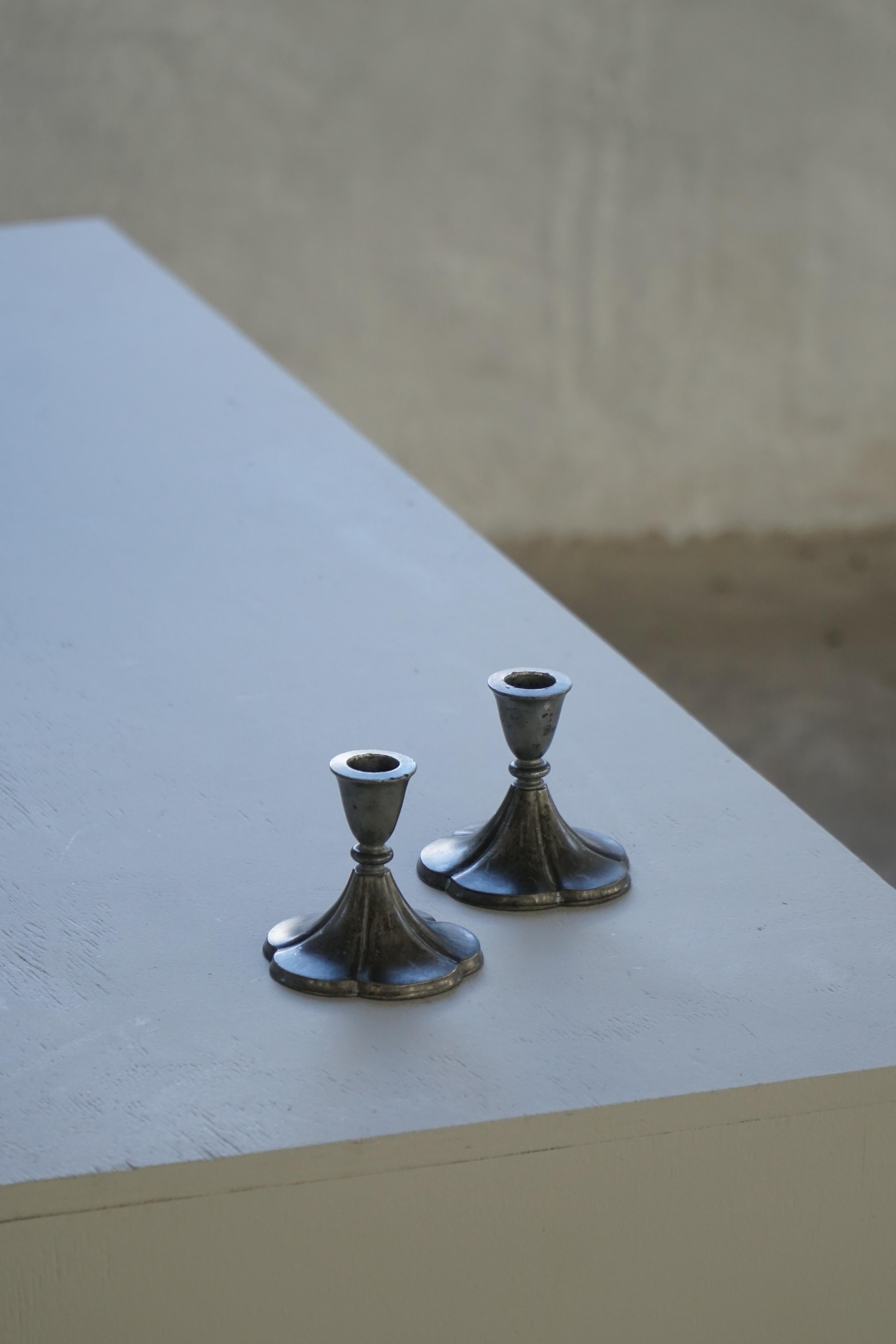 Métal Just Andersen, Paire de bougeoirs en étain par Just Andersen, 1930, Art déco danois en vente