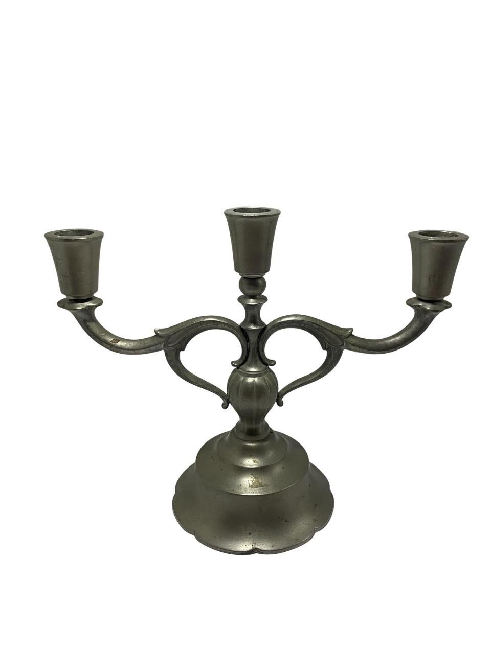 Coppia di candelabri in peltro di Just Andersen realizzati nel 1930. 
Condizioni eccellenti.

Just Andersen è stato un rinomato argentiere e designer danese noto per i suoi lavori in metallo di alta qualità, tra cui i suoi bellissimi pezzi in