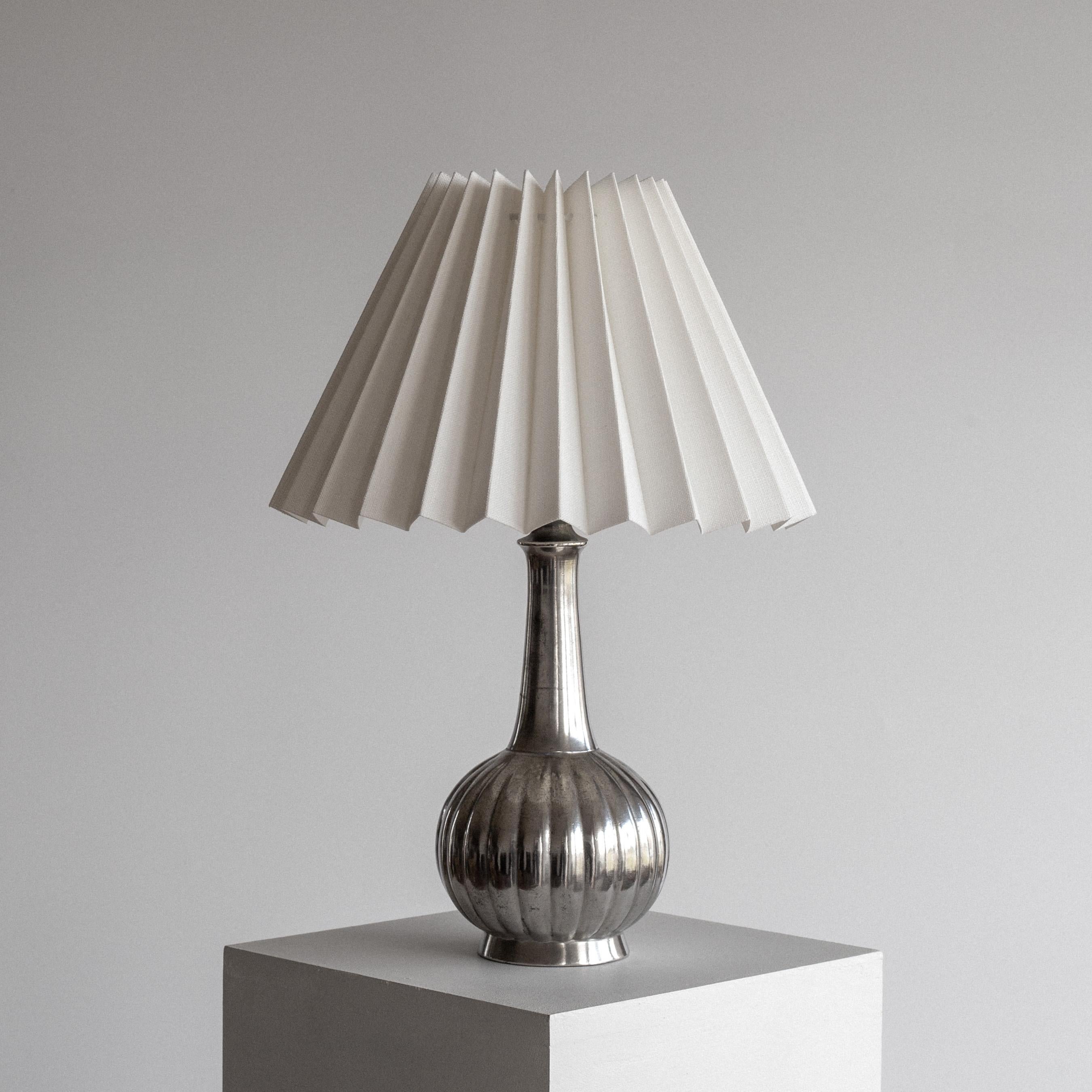 Eine auffällige und äußerst seltene Tischlampe aus Zinn des dänischen Silberschmieds und Designers Just Andersen (1884-1943). Diese in den 1930er Jahren gefertigte Lampe weist die für Andersen charakteristische skulpturale Form mit einem