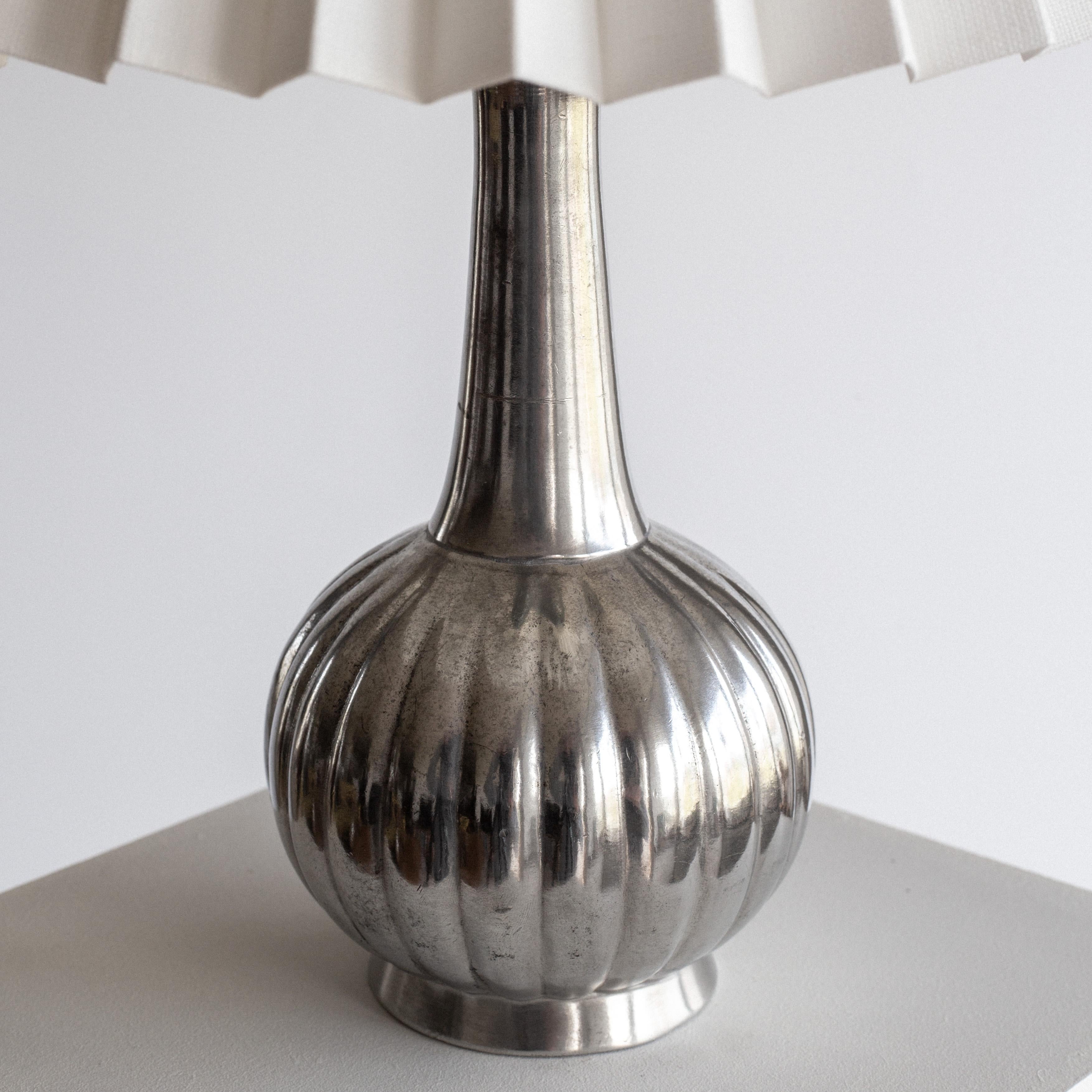 Just Andersen Tischlampe aus Zinn mit plissiertem Schirm, 1930er Jahre, Art Deco, Dänemark (Art déco) im Angebot