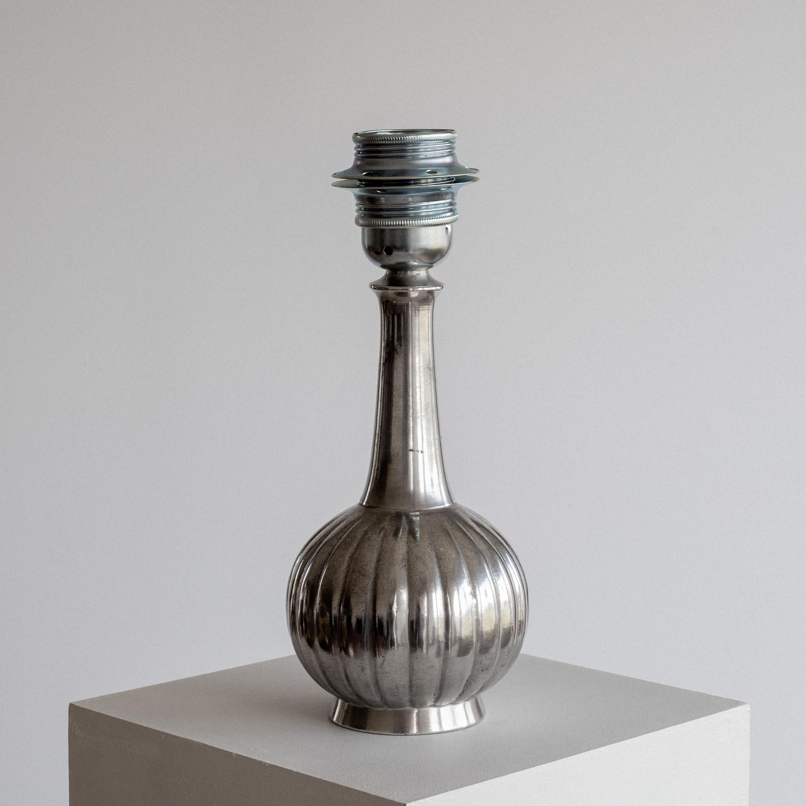 Just Andersen Tischlampe aus Zinn mit plissiertem Schirm, 1930er Jahre, Art Deco, Dänemark (Dänisch) im Angebot