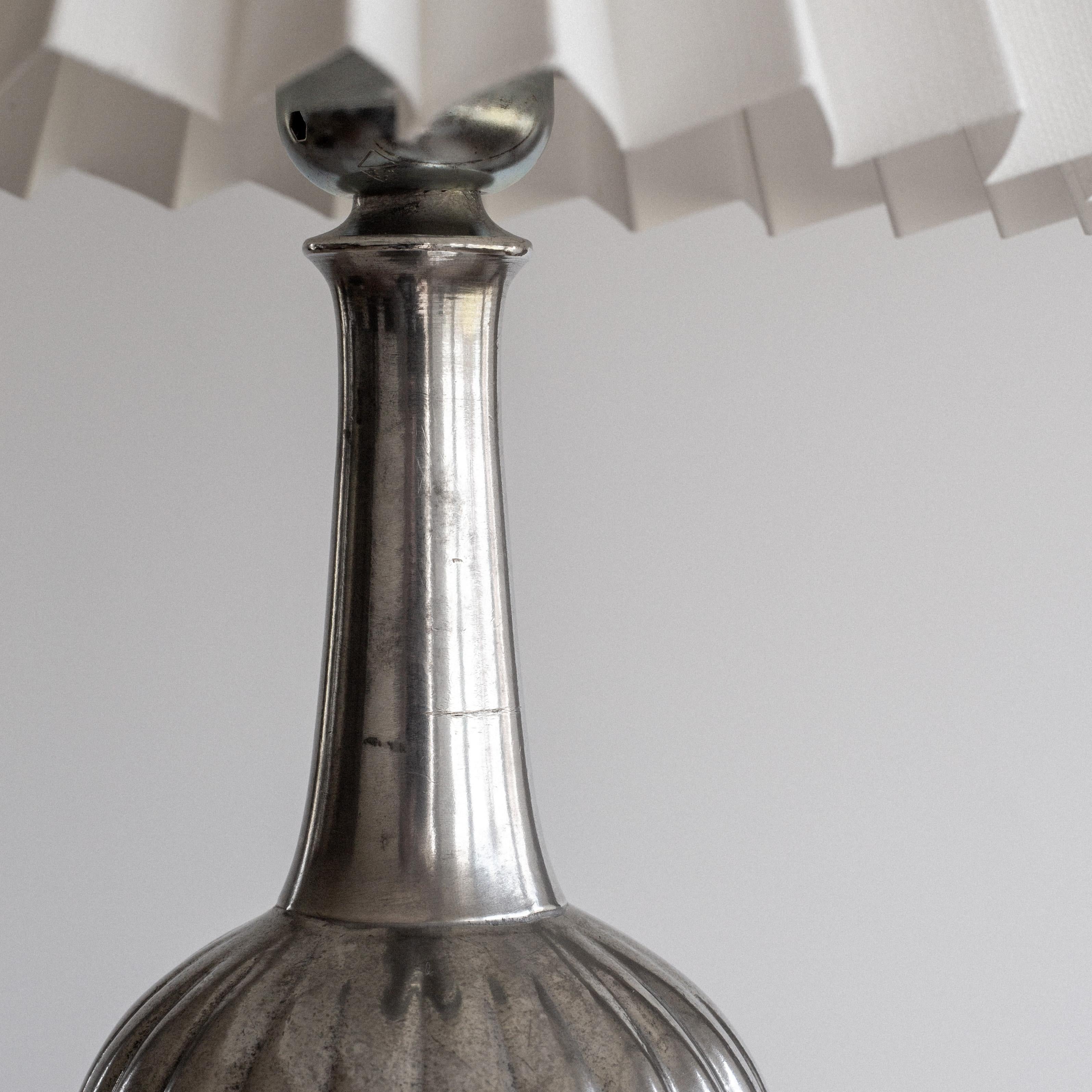 Just Andersen Tischlampe aus Zinn mit plissiertem Schirm, 1930er Jahre, Art Deco, Dänemark im Zustand „Gut“ im Angebot in Stockholm, SE