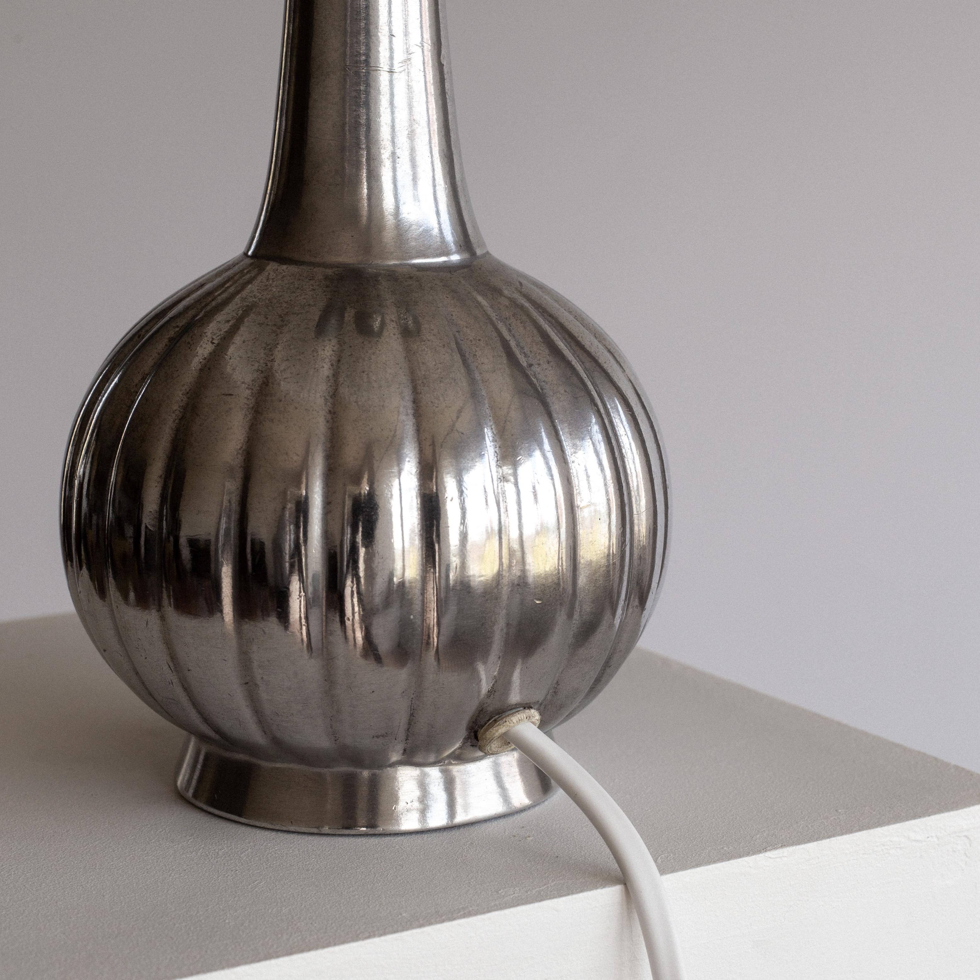 Just Andersen Tischlampe aus Zinn mit plissiertem Schirm, 1930er Jahre, Art Deco, Dänemark (Mitte des 20. Jahrhunderts) im Angebot