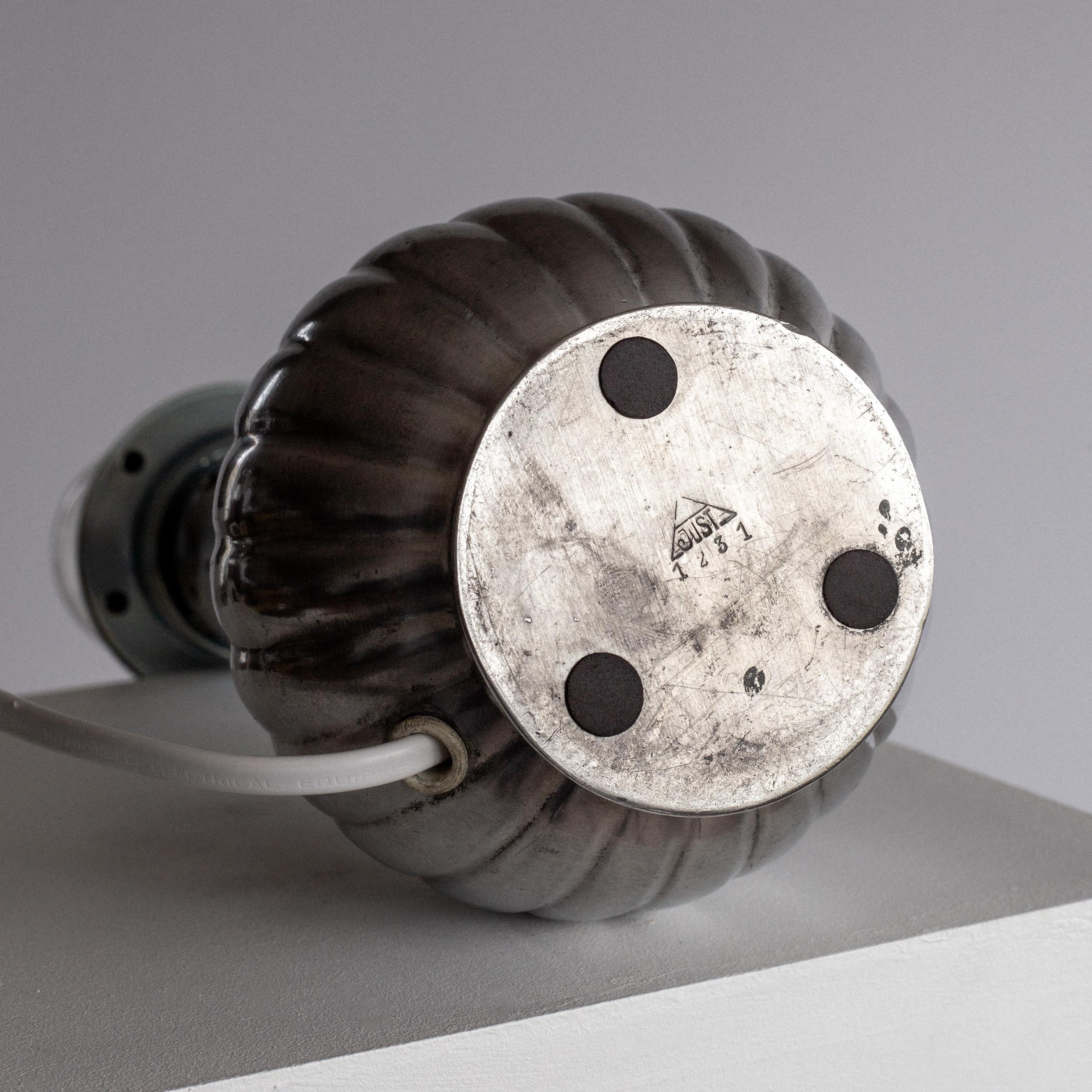 Just Andersen Tischlampe aus Zinn mit plissiertem Schirm, 1930er Jahre, Art Deco, Dänemark (Hartzinn) im Angebot