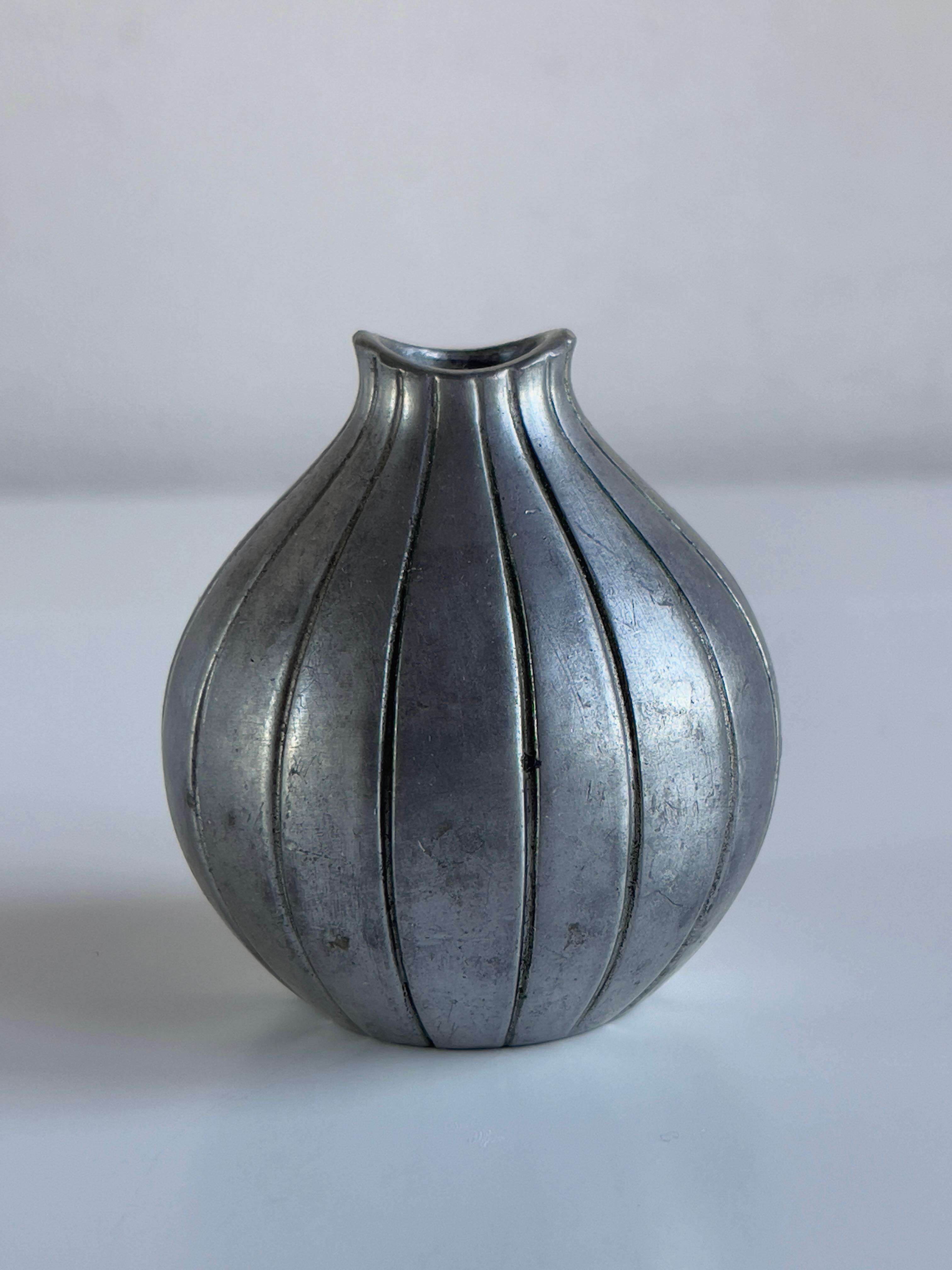 Vaso in peltro Just Andersen design di Arne Ekers, Copenhagen Danimarca 1952 in vendita 2