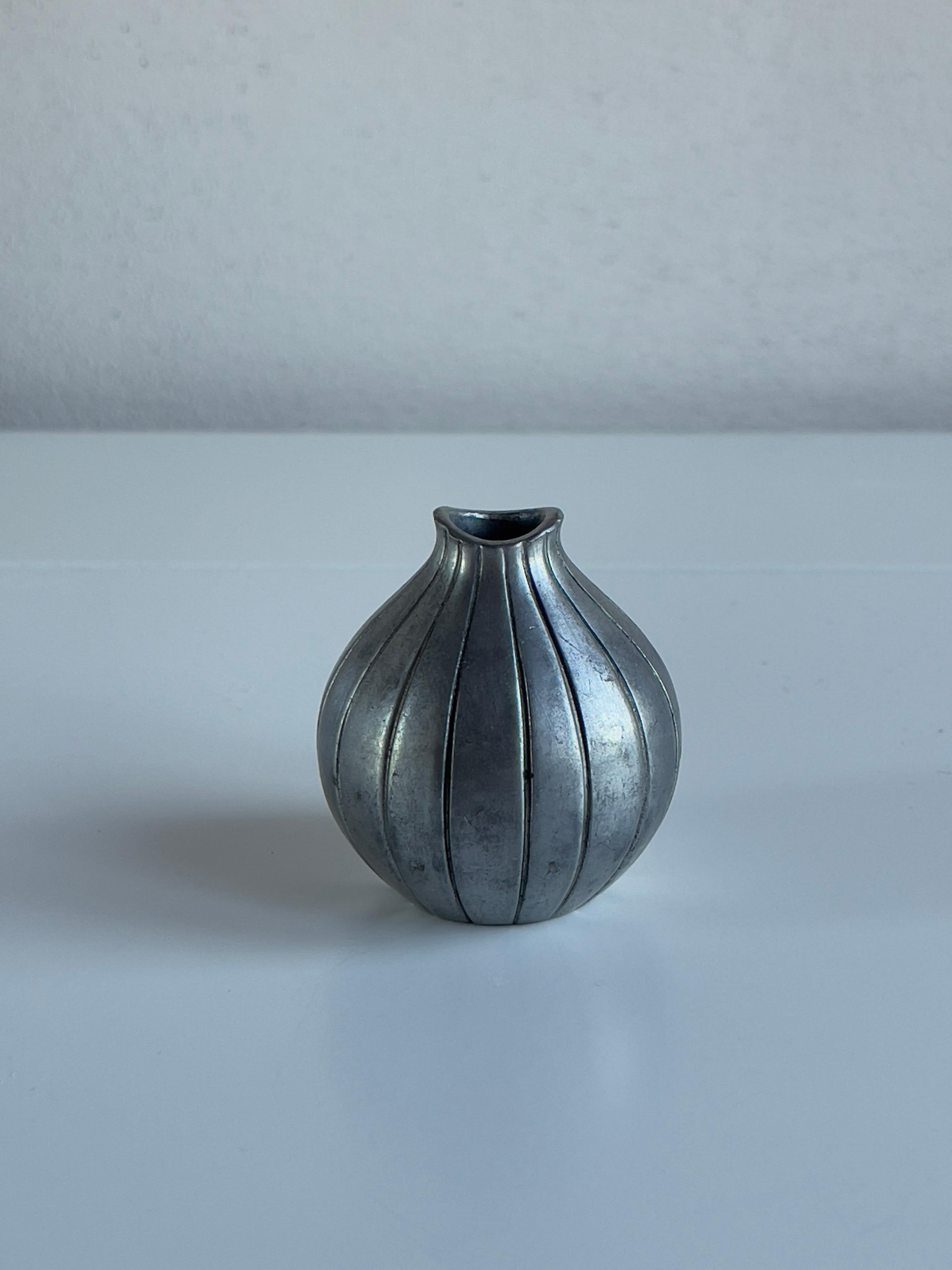Scandinavo moderno Vaso in peltro Just Andersen design di Arne Ekers, Copenhagen Danimarca 1952 in vendita