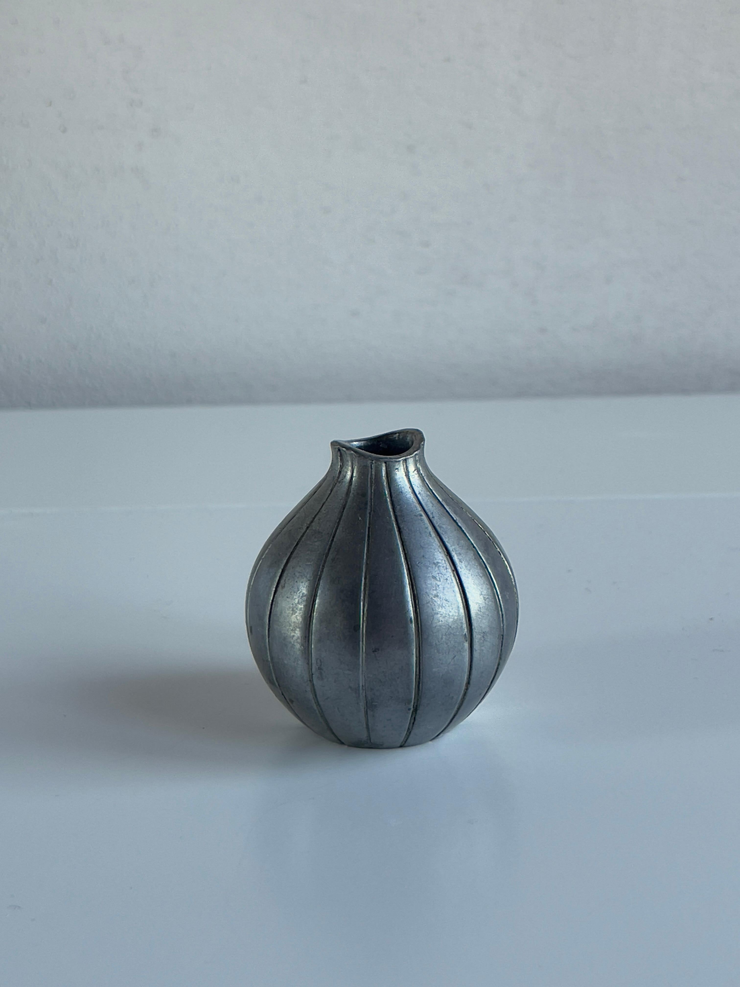 Vaso in peltro Just Andersen design di Arne Ekers, Copenhagen Danimarca 1952 In condizioni buone in vendita a København K, 84