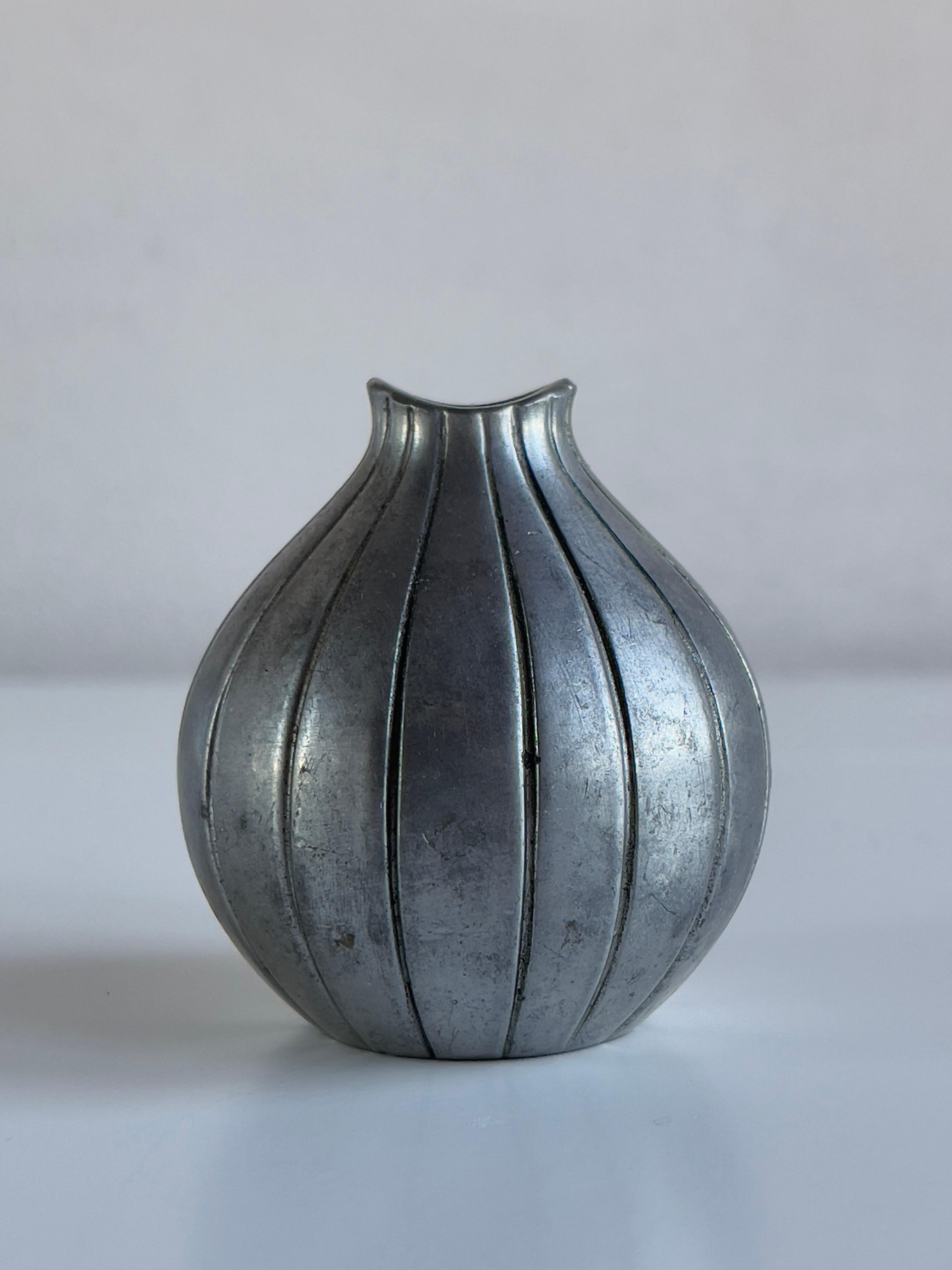 Metà XX secolo Vaso in peltro Just Andersen design di Arne Ekers, Copenhagen Danimarca 1952 in vendita