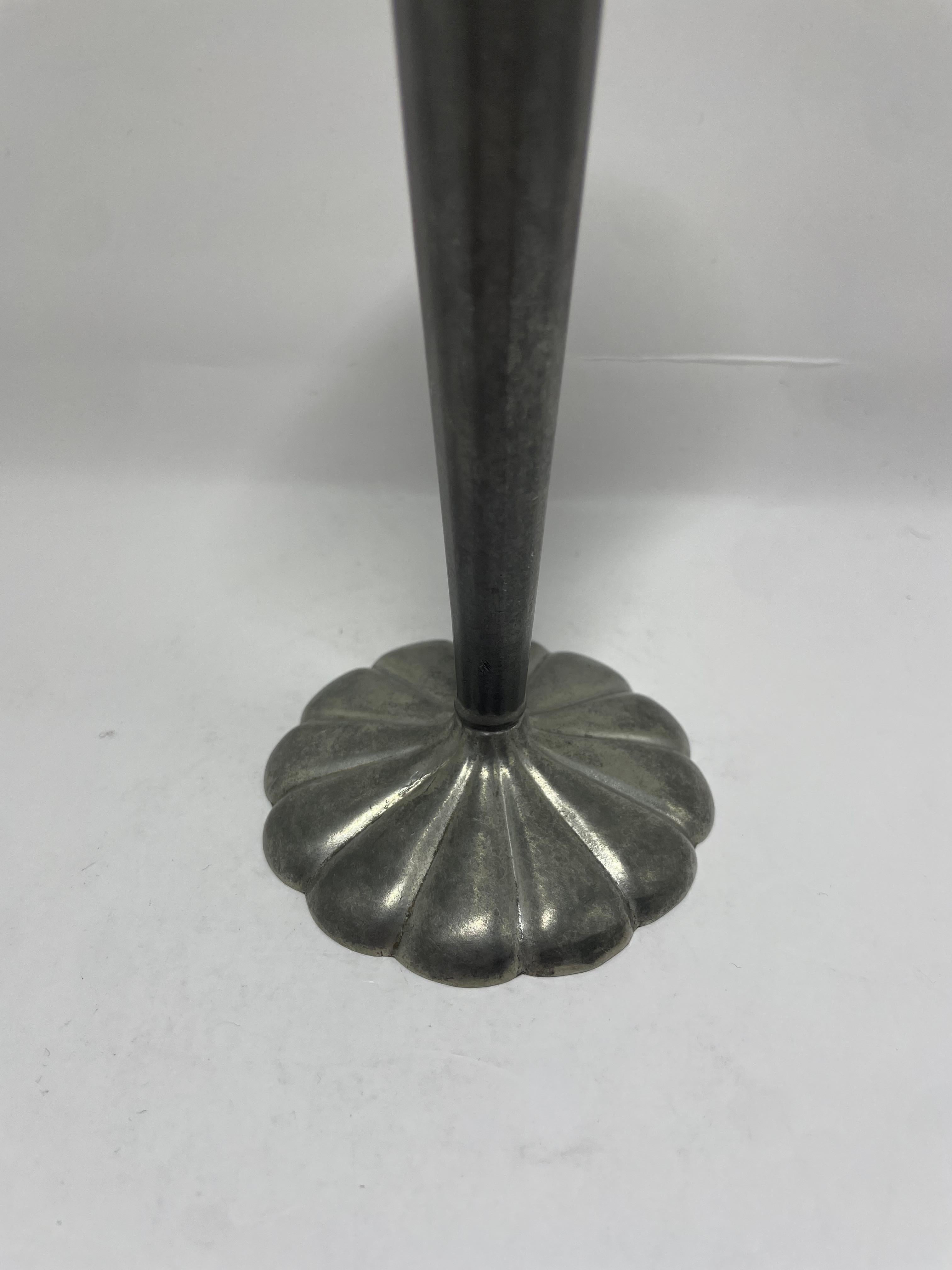 Art Déco Just Andersen Vaso in peltro Art Deco con base scanalata, Danimarca, anni '30 in vendita