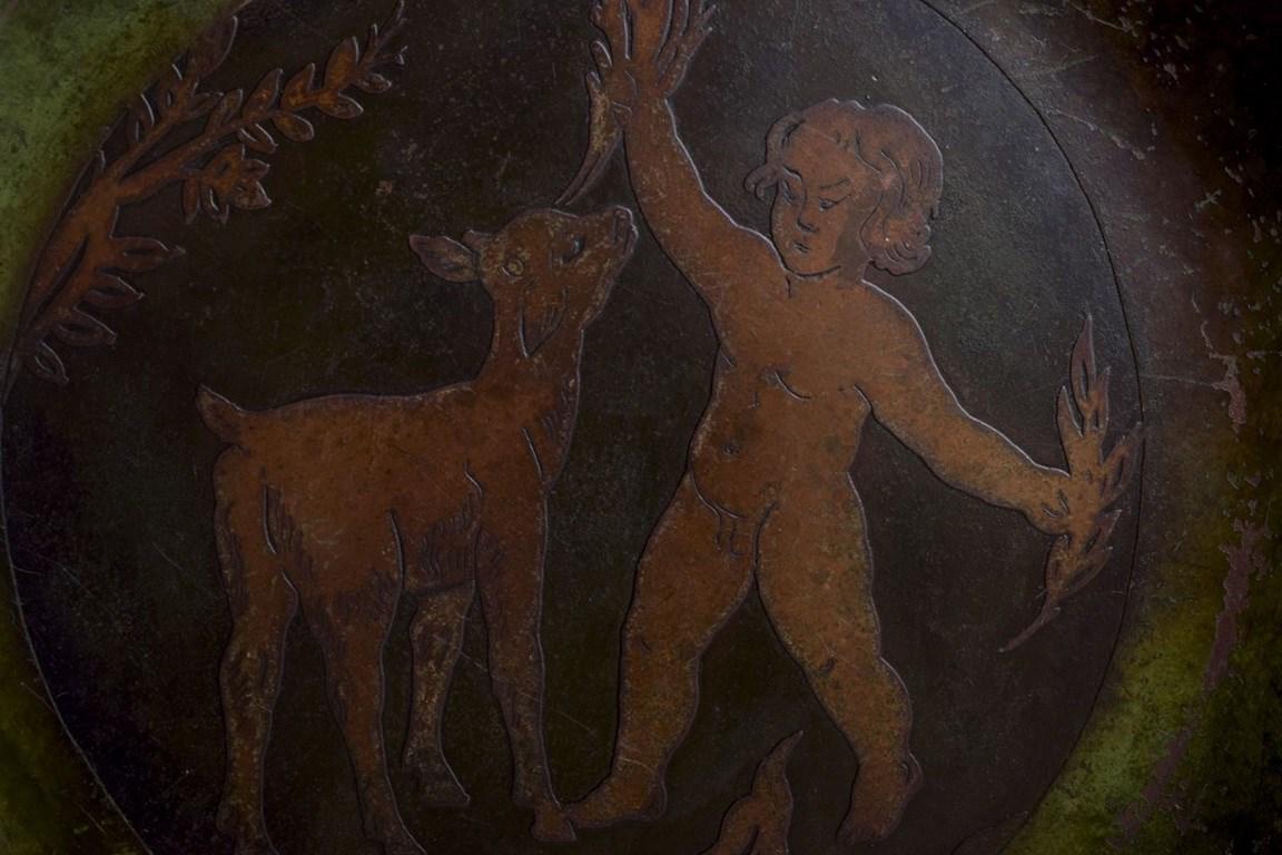Inizio XX secolo Solo Andersen. Raro piatto in bronzo. Con un motivo di ragazzo e capretto. in vendita