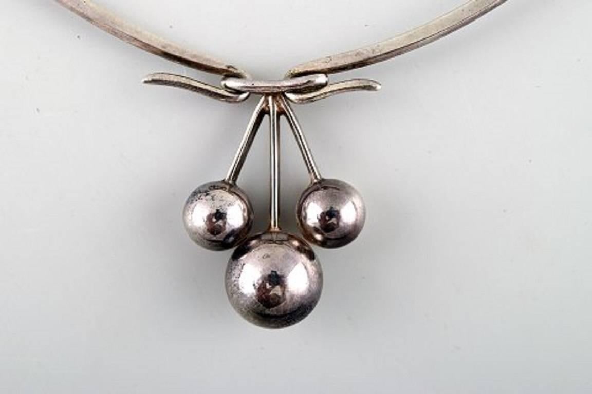 Just Andersen b. Godhavn, Greenland 1884, d. Copenhagen 1943.
Rare pendant necklace of Sterling Silver 1940s. Danish design.
Diameter 13 cm.
Marked. Model number 952.
In perfect condition.