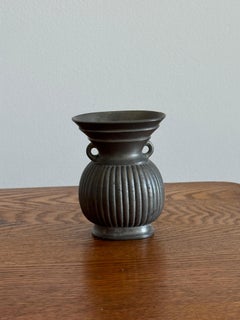 Just Andersen, gerippte Zinnvase, Modell 2286, Dänemark, Anfang des 20. Jahrhunderts