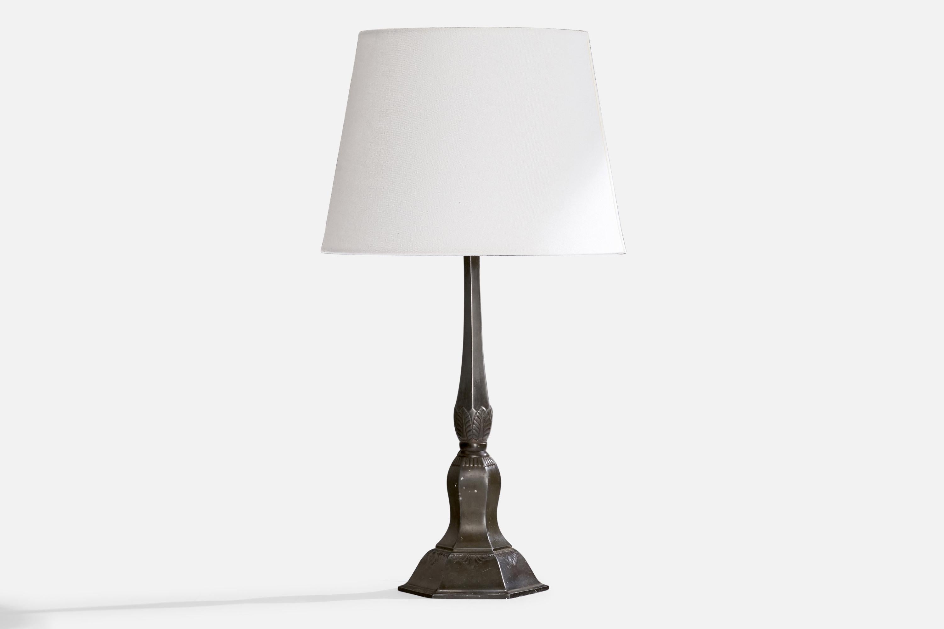 A disko metal table lamp designed and produced by Just Andersen, Denmark, 1930s.

Dimensions of Lamp (inches): 17.25 “ H x  5.5” W x  6“ D

Dimensions of Shade (inches): 9 “ Top Diameter x 12“ Bottom Diameter x 9 “H

Dimensions of Lamp with Shade