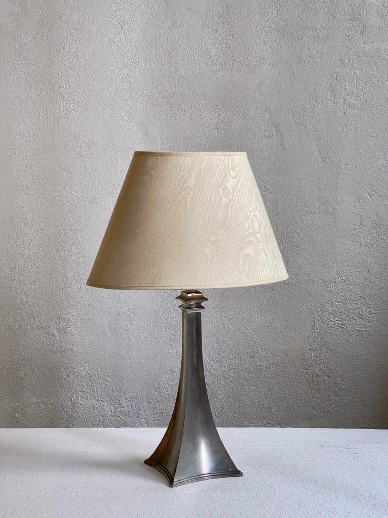 La lampe de table Art déco Just Andersen, modèle 2610, y compris l'abat-jour, illustre les sensibilités sophistiquées du design des années 1930. Fabriquée au Danemark, cette lampe présente un corps en étain moulé qui met en valeur le travail du