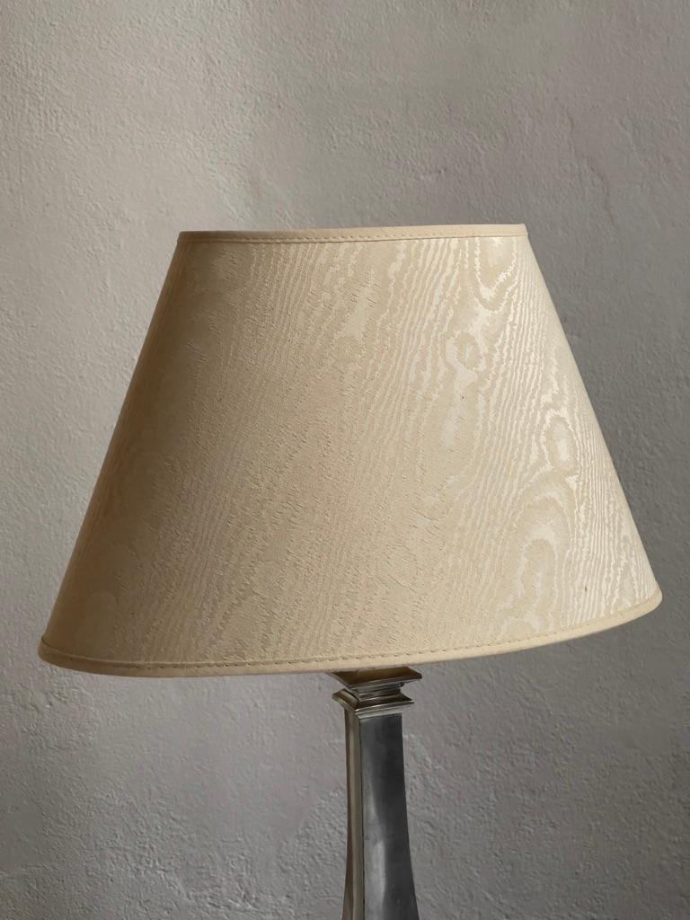 Art déco Lampe de table Just Andersen en étain avec abat-jour de lampes vintage en soie brute, années 1930 en vente