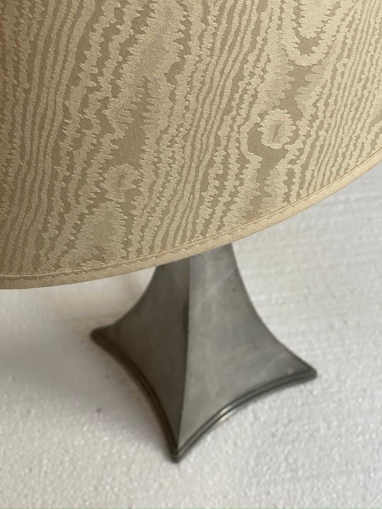 Danois Lampe de table Just Andersen en étain avec abat-jour de lampes vintage en soie brute, années 1930 en vente