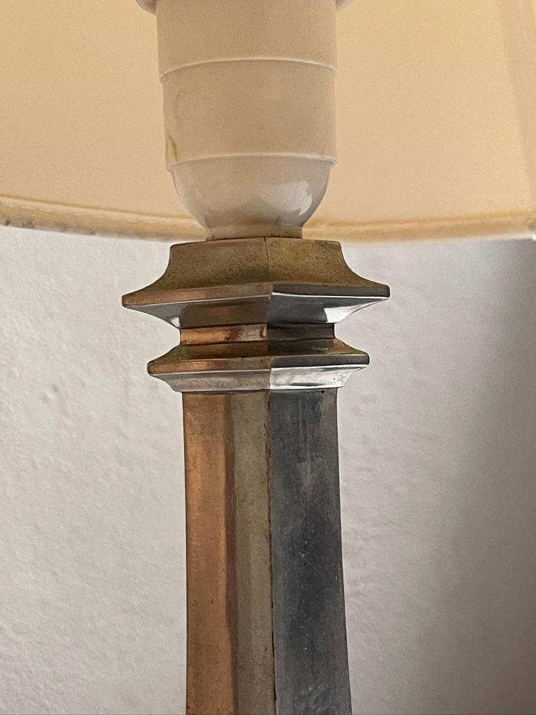 Moulage Lampe de table Just Andersen en étain avec abat-jour de lampes vintage en soie brute, années 1930 en vente