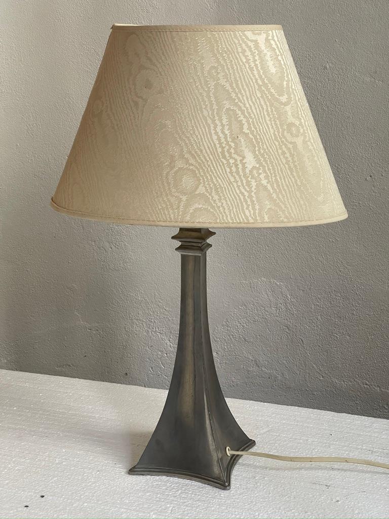 Milieu du XXe siècle Lampe de table Just Andersen en étain avec abat-jour de lampes vintage en soie brute, années 1930 en vente