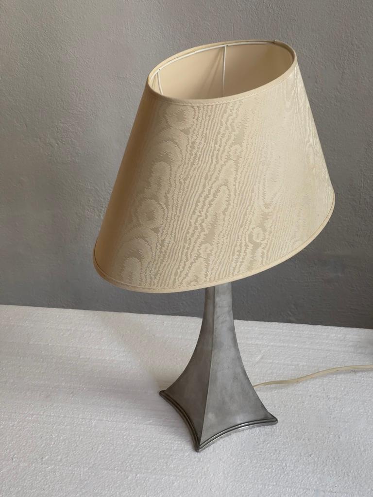 Étain Lampe de table Just Andersen en étain avec abat-jour de lampes vintage en soie brute, années 1930 en vente