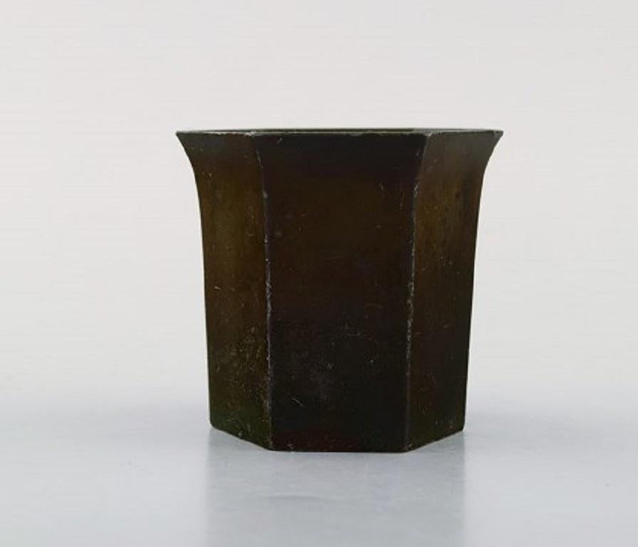 Just Andersen. Two vases in disko metal, 1920s-1930s
In good condition with minor wear.
Measures: 6.5 x 6 cm.
Stamped.
Model number: D25.
  