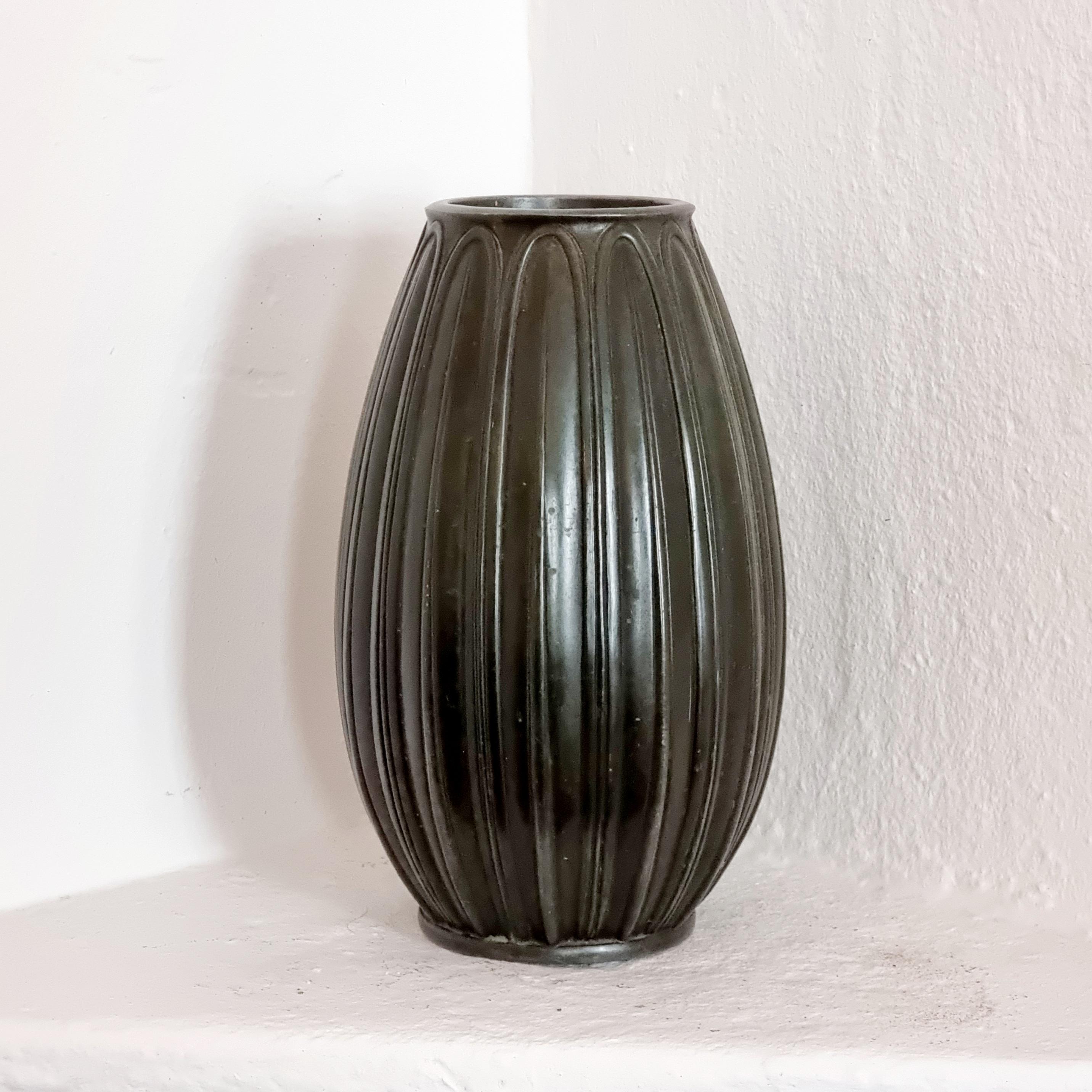 A beautiful, decorative Art Deci vase in bronze patinated zinc, manufactured in Denmark by Just Andersen.

Stylized pattern and nice patina. Normal signs of age and wear. Bottom with makers hallmark.



