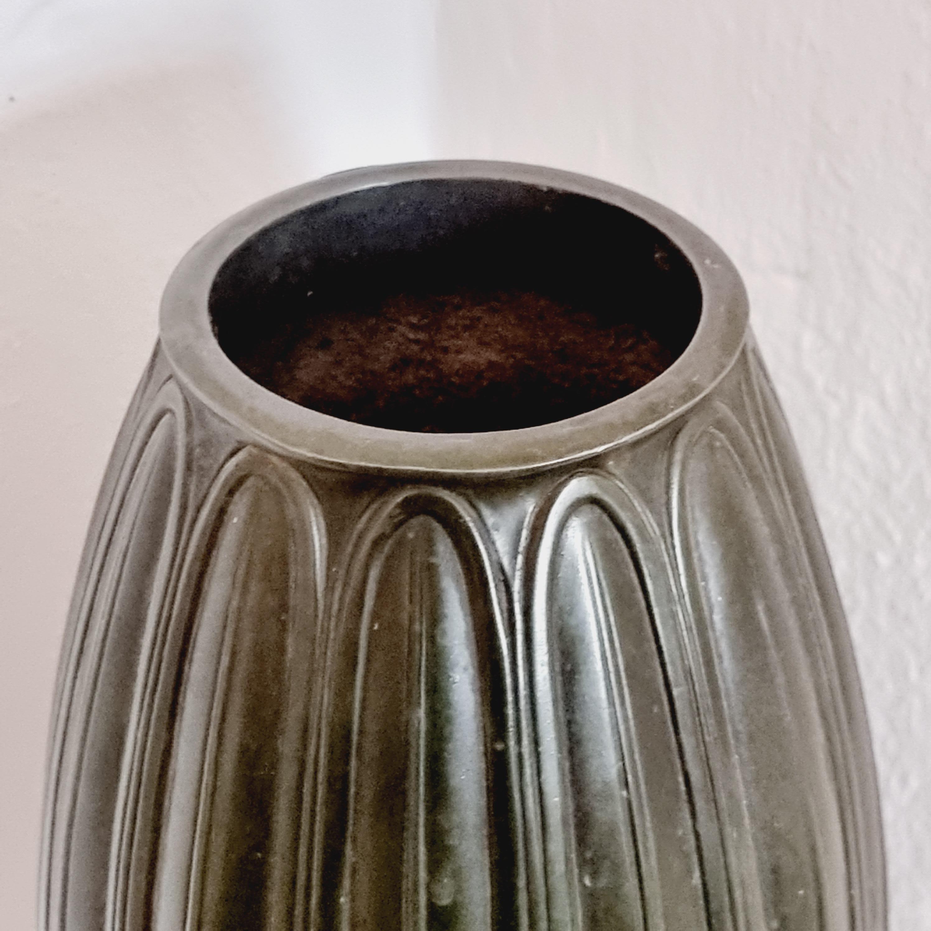 Danois Just Andersen, Vase en zinc patiné bronze, Art déco en vente
