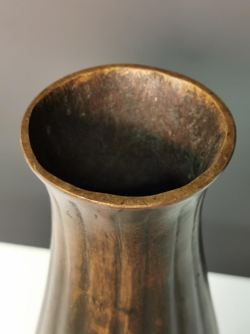 Just Andersen, vase and mug manufactured in patinated bronze, Denmark, 1930s.
The vase is 25cm high and 11.5cm of diameter, the cup 8cm / 8.5cm.
Very nice patina.