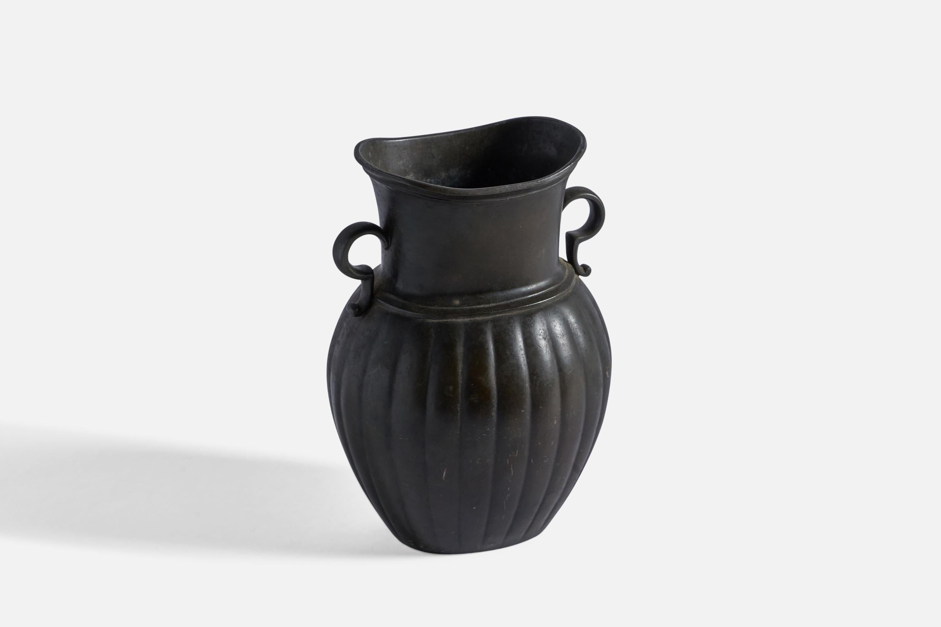 Vase en métal disko, conçu et produit par Just Andersen, Danemark, c.C. 1940.