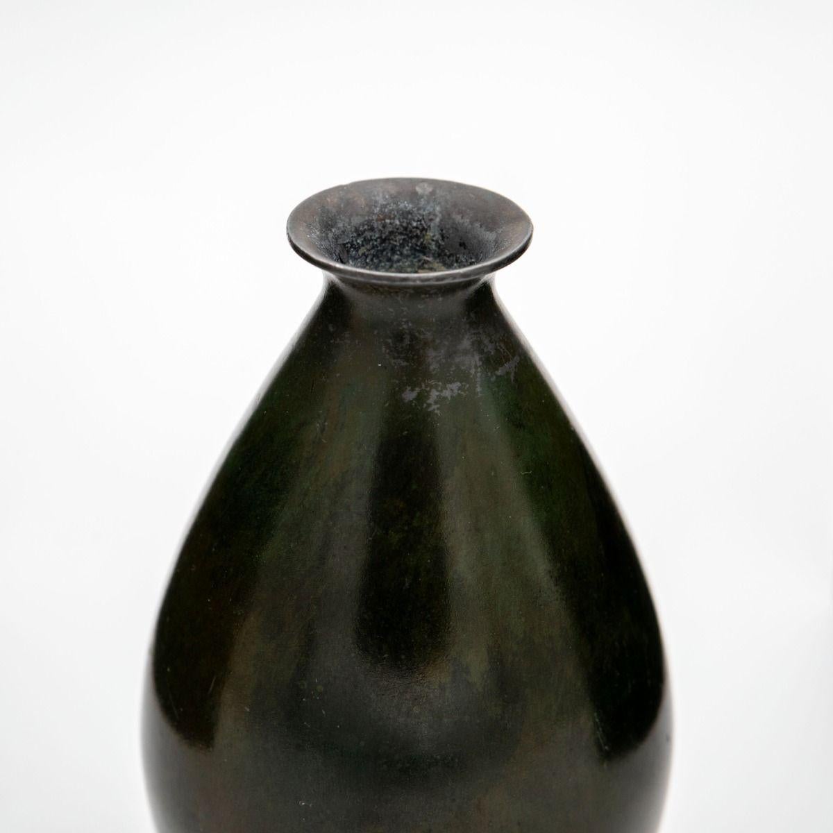 Just Andersen
Piccolo vaso in metallo patinato verde, circa 1920-1930.

Firmato in basso: JUST D1521.

La parte superiore presenta leggere tracce d'uso dovute all'acqua, poiché il vaso è stato utilizzato.