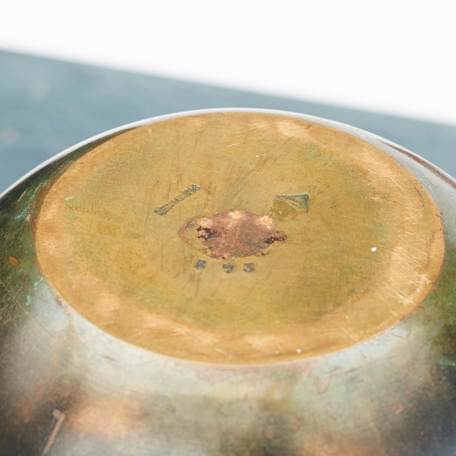 Seltene Vase von Just Andersen, patinierte Bronze mit konischem Körper und konischem Hals, der mit stilisiertem Blattwerk graviert ist.
Muster Nr. B73. Geprägt mit Monogramm und Designnummer.
Dänemark, 1930er Jahre.


Ib Just Andersen