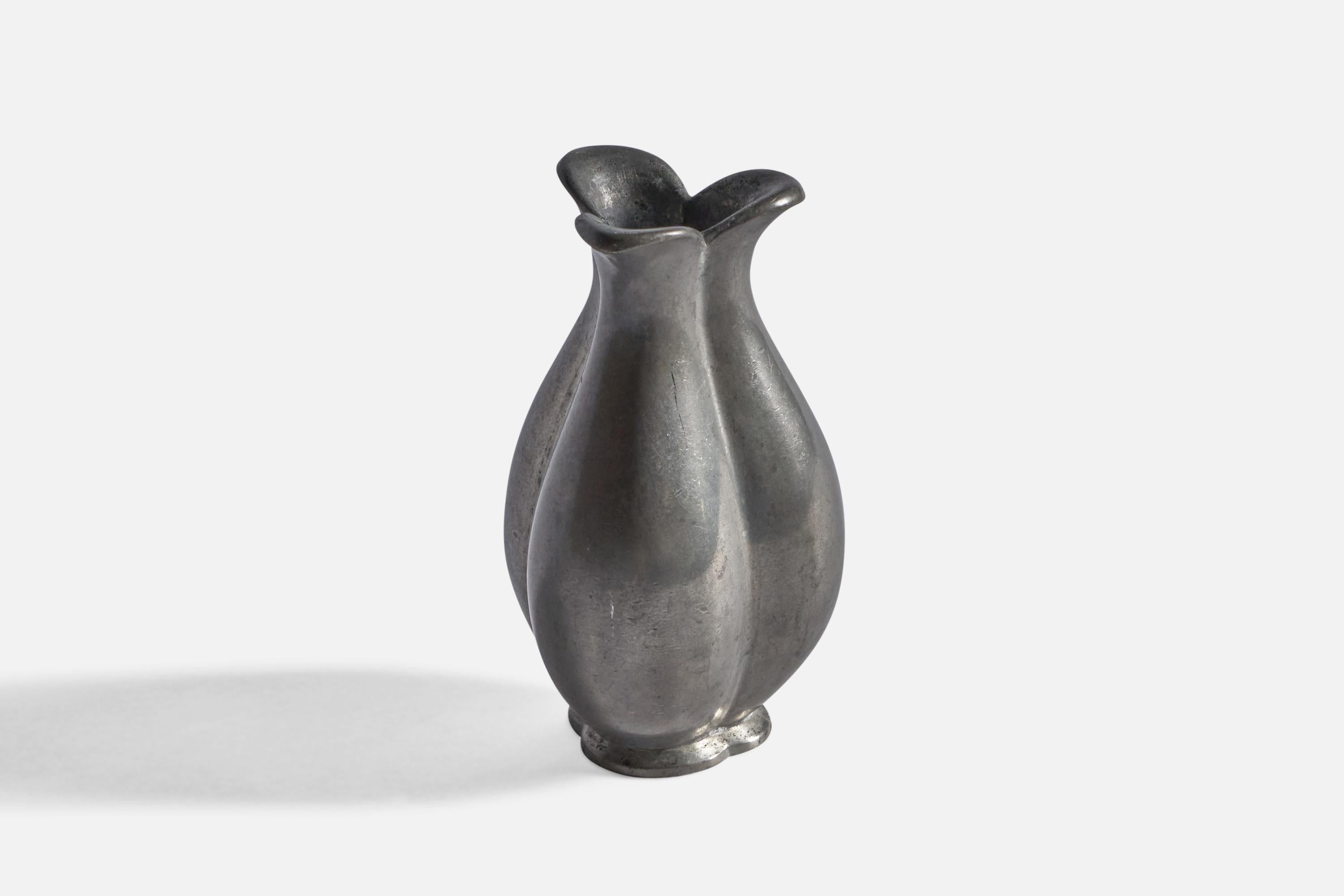 Vase en étain moulé conçu et produit par Just Andersen, Danemark, années 1930.
