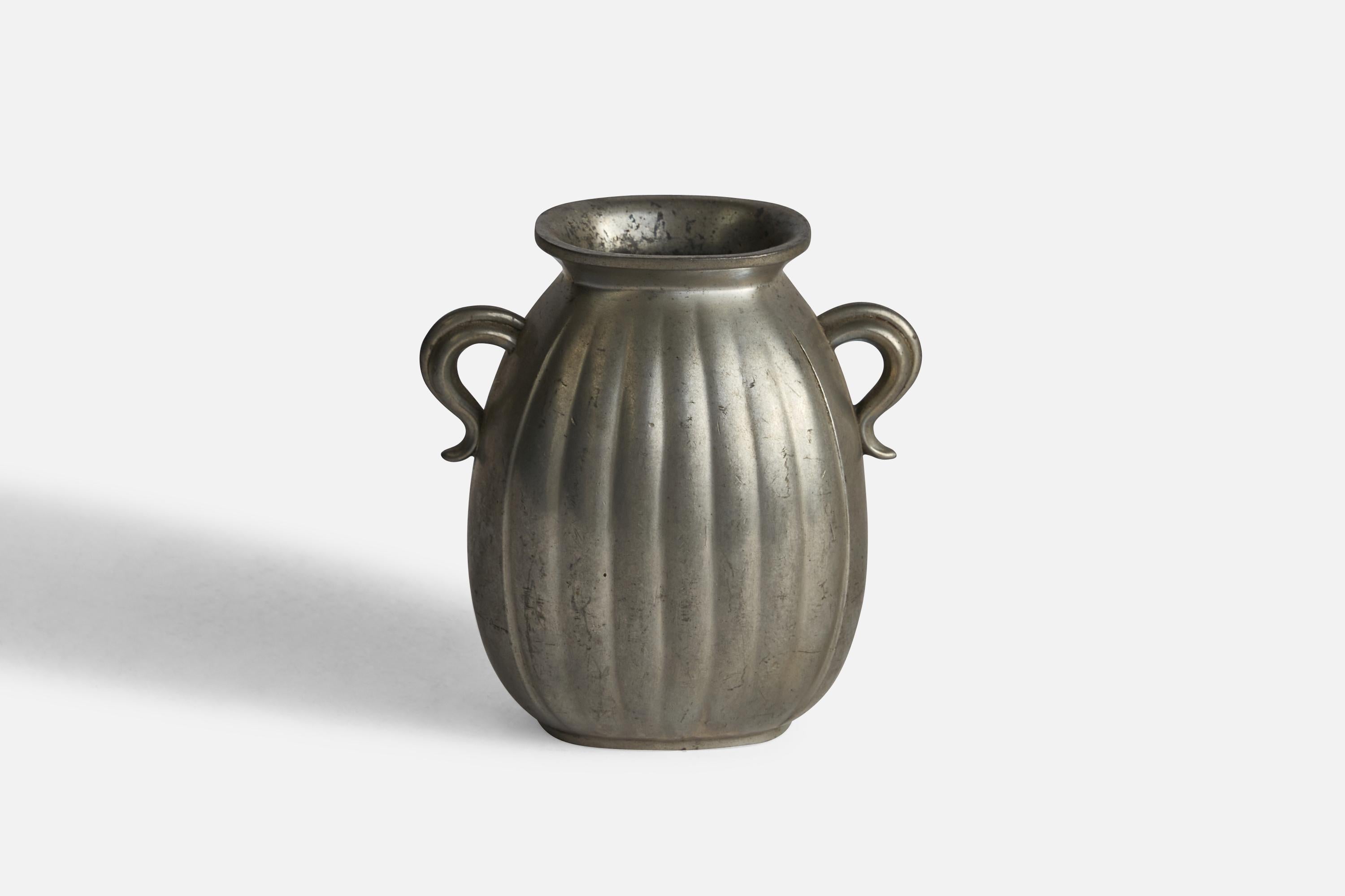 Geriffelte Vase aus Zinn, entworfen und hergestellt von Just Andersen, Dänemark, 1930er Jahre.