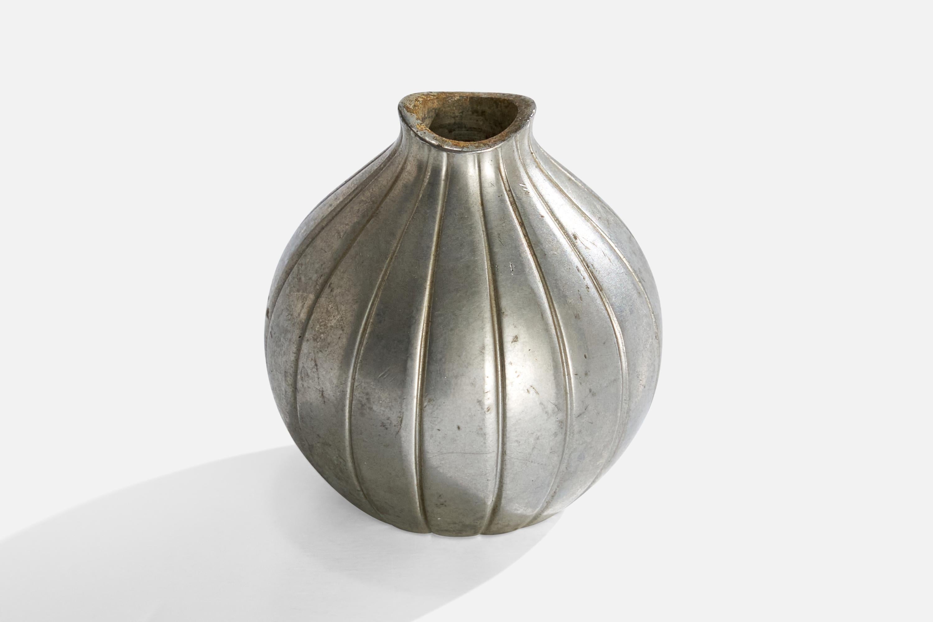Piccolo vaso in peltro disegnato e prodotto da Just Andersen, Danimarca, anni '30.

Dimensioni: 2