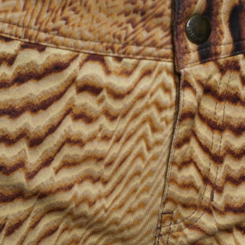 Estos vaqueros de Just Cavalli son sin duda unos vaqueros con clase. De corte recto, están confeccionados con un tejido de algodón beige con estampado animal. Presentan un cierre de tipo cremallera y albergan cinco bolsillos. Ponte estos vaqueros y