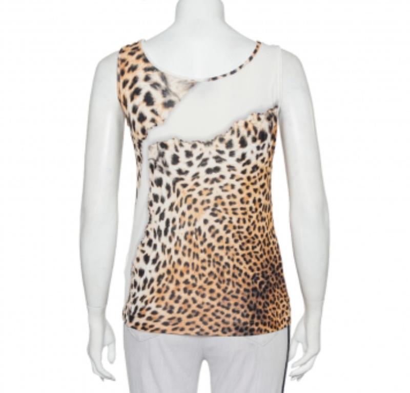 This tank top from Just Cavalli embraces the feminine form and will lend you a fantastic fit. It is made of quality material and features a beige animal print. It flaunts a scooped neckline and can be paired well with dark-hued pants and ballet