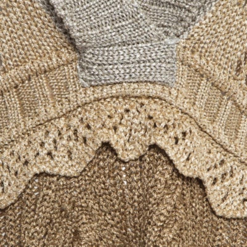 Questo maglione firmato è davvero favoloso! È realizzato in materiali pregiati e presenta maniche lunghe. Abbinalo a pantaloni e scarpe da ginnastica per un look cool.