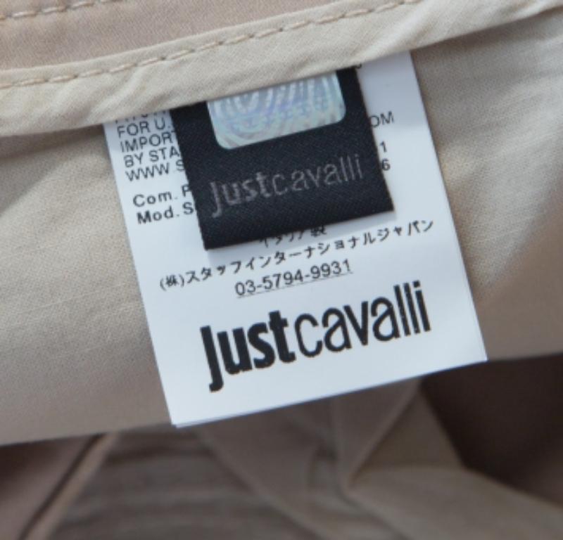 Conçu pour les jeunes femmes modernes, ce short Just Cavalli est taillé dans du coton. Il présente une teinte beige et est joliment orné de poignets contrastés ainsi que de cinq poches extérieures. Portez-la avec un tee-shirt et des talons pour un