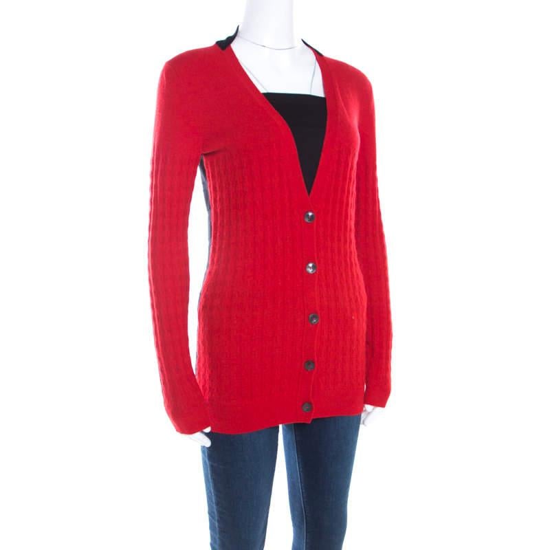 These winters, stay warm in style with this Just Cavalli creation. This bicolor textured cardigan comes knitted with fine fabric blends and features a button front closure. This creation is comfortable and represents fashion in a simple design. Do