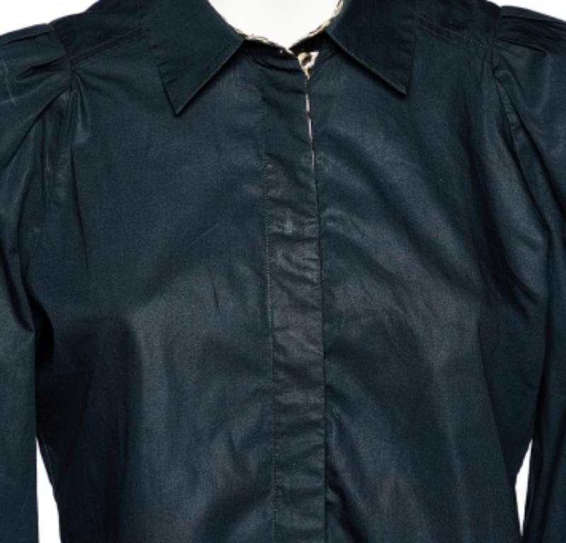 Realizzata in cotone, questa camicia Just Cavalli dalla tonalità nera illuminerà il tuo look formale. La camicia con apertura a bottoni presenta finiture con stampa leopardata, un colletto classico e maniche lunghe. Abbinalo a pantaloni scuri per un