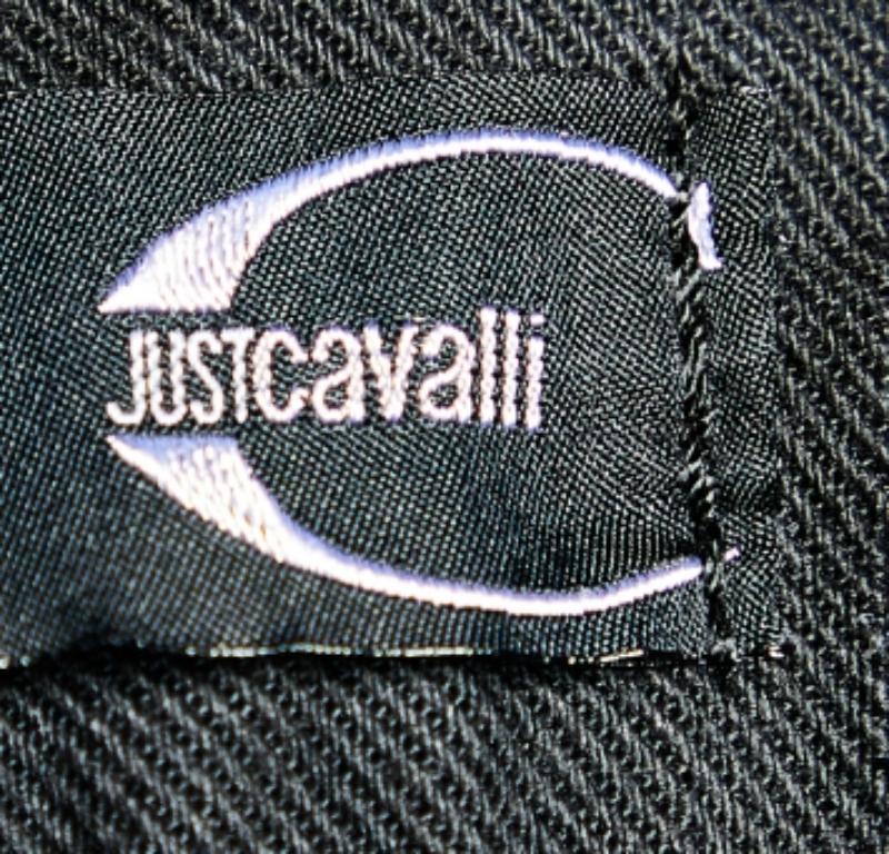 Cette création de Just Cavalli représente un design unique qui doit absolument figurer dans votre garde-robe. Cette paire de denim noir présente une coupe skinny et est ornée de superbes cristaux hotfix. Cette pièce décontractée est dotée de poches