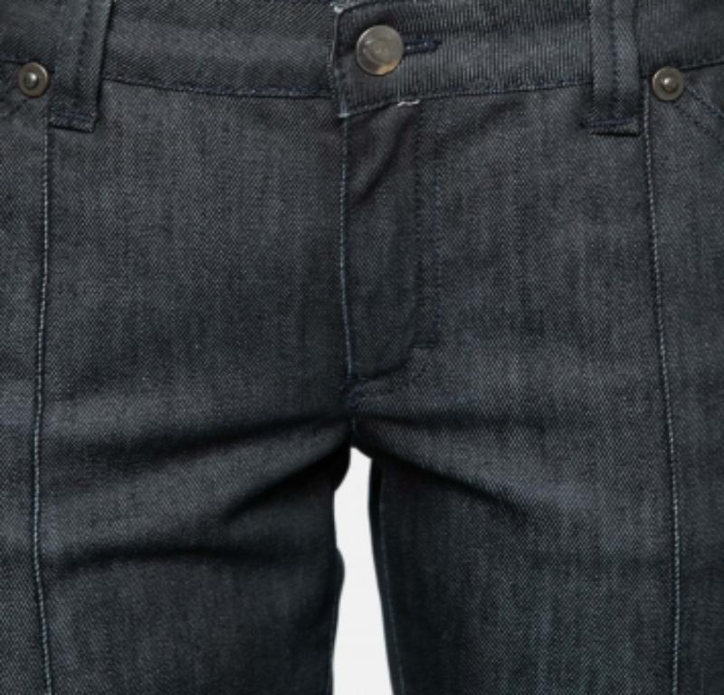 Ce jean de Just Cavalli est définitivement une paire de classe à posséder ! Ils sont réalisés en denim noir et présentent une silhouette évasée. Ils sont dotés d'une fermeture à glissière sur le devant et de six poches. Enfilez ce jean et adoptez un