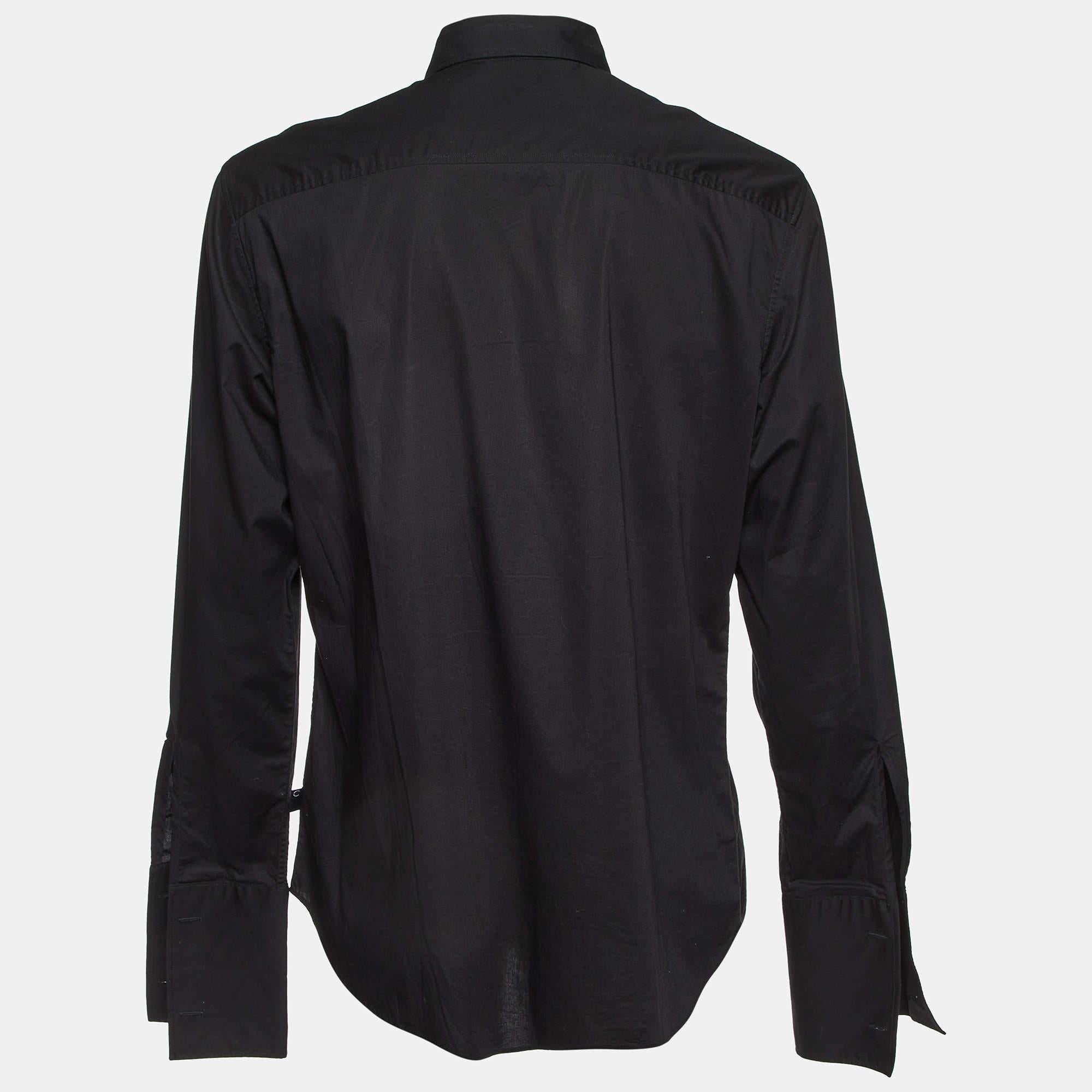 Le camicie Roberto Cavalli sono progettate con un occhio di riguardo sia al comfort che al lusso, in modo che tu possa indossarle a lungo. Questa creazione è realizzata in cotone e presenta una tonalità nera. Le maniche lunghe con logo ricamato e il