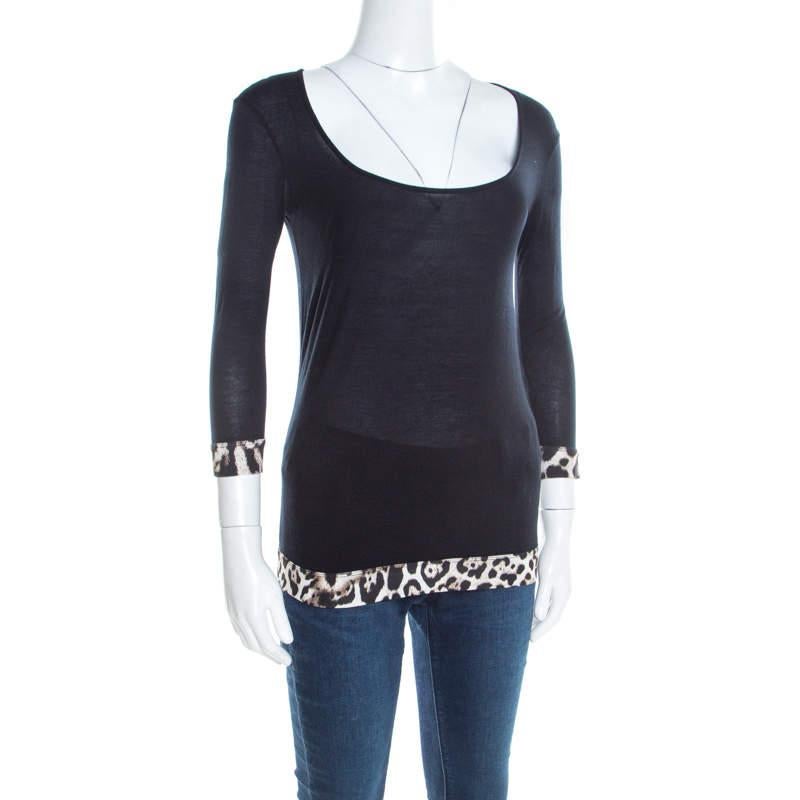 This creation from the house of Just Cavalli has been made to suit a diverse range of outfits, with a stunning shade of black shade. Masterfully crafted from a premium viscose blend, this t-shirt features a scoop neck with an animal print trim for a
