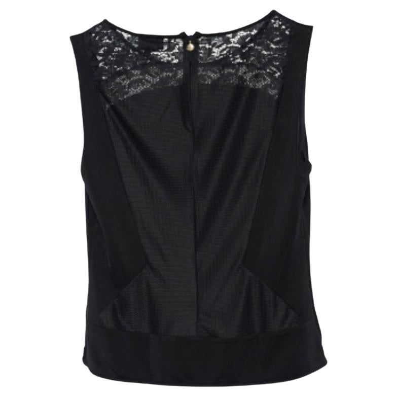 Sentiti bella ed elegante con questo top di Just Cavalli. Il capo nero ha splendidi bordi in pizzo ed è realizzato con materiali pregiati. È senza maniche e ha una silhouette elegante. Abbinalo a una gonna o a un paio di jeans per un tocco chic.