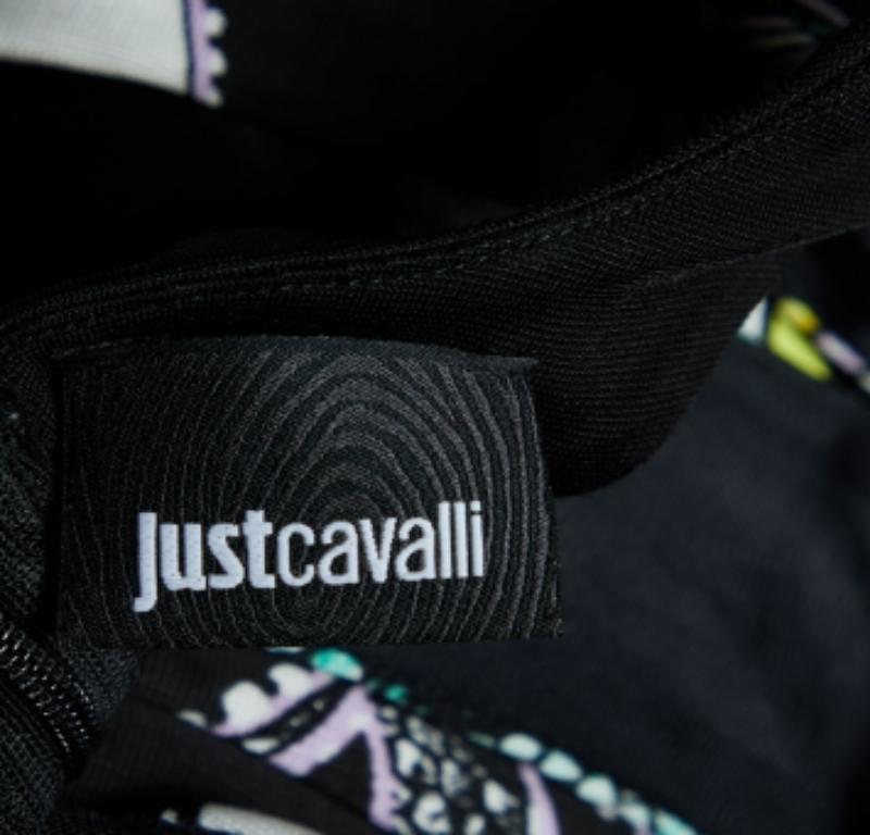 Dieses wunderbare Kleid von Just Cavalli ist ein echter Hingucker. Kombinieren Sie es mit Ihren Lieblingsaccessoires, wenn Sie den ganzen Tag unterwegs sind.